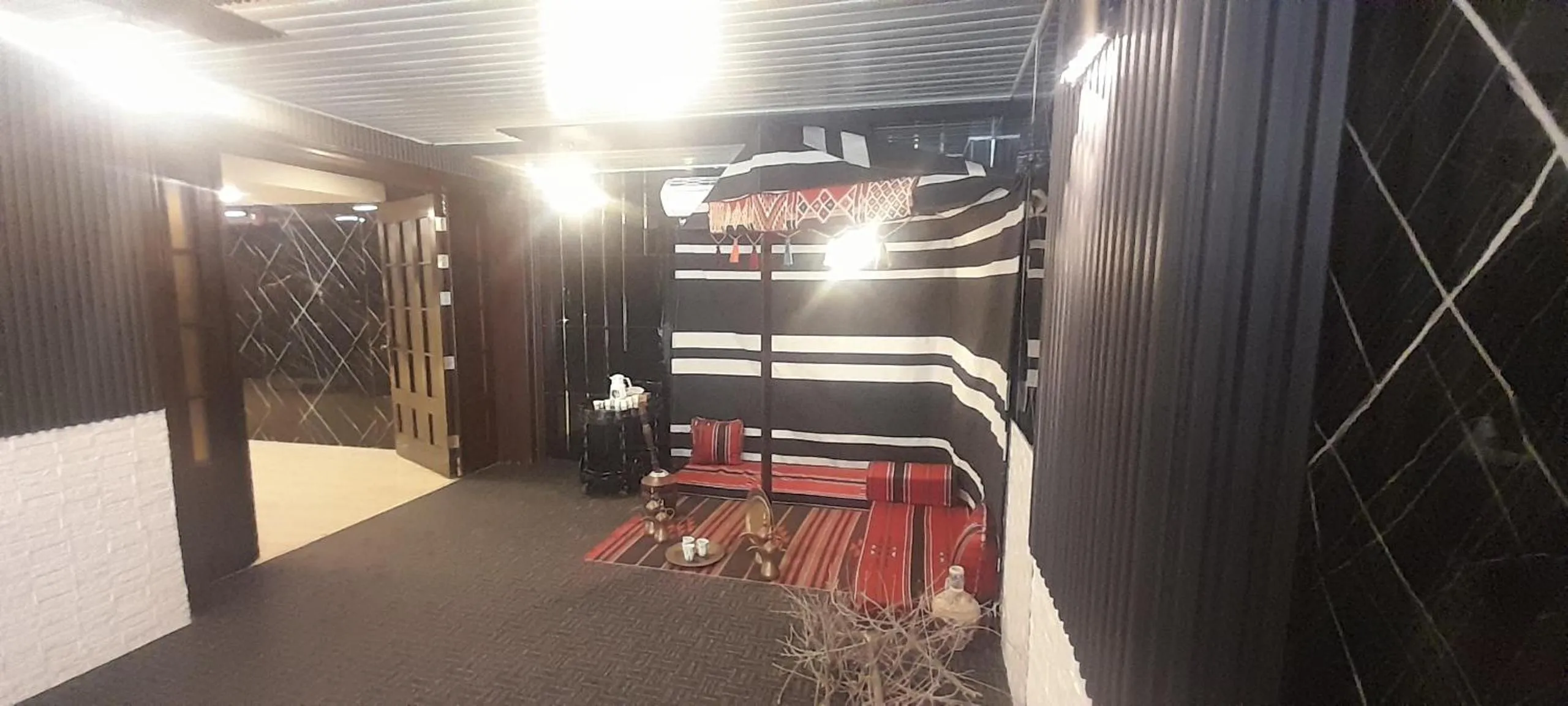 Facade/entrance in Balcony Hotel