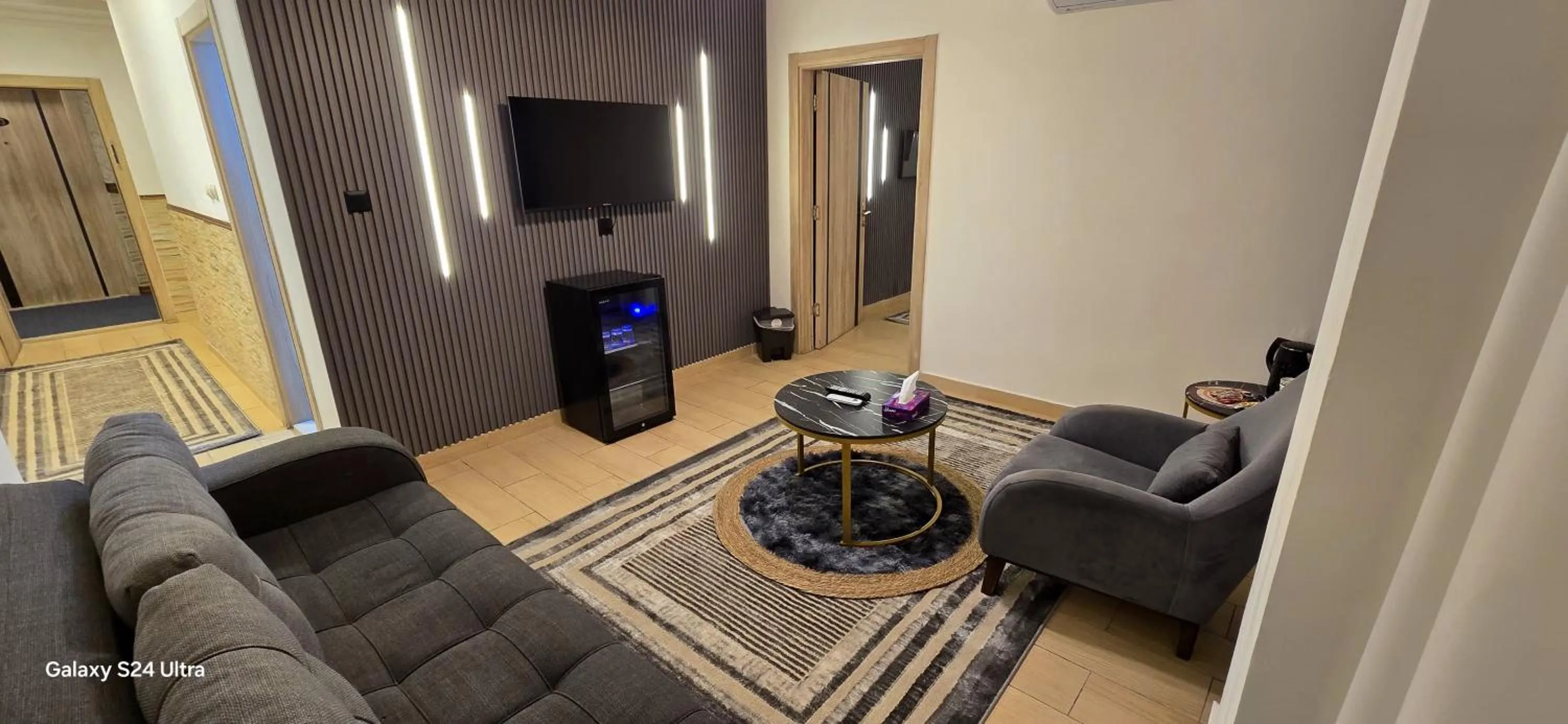 Communal lounge/ TV room in Balcony Hotel