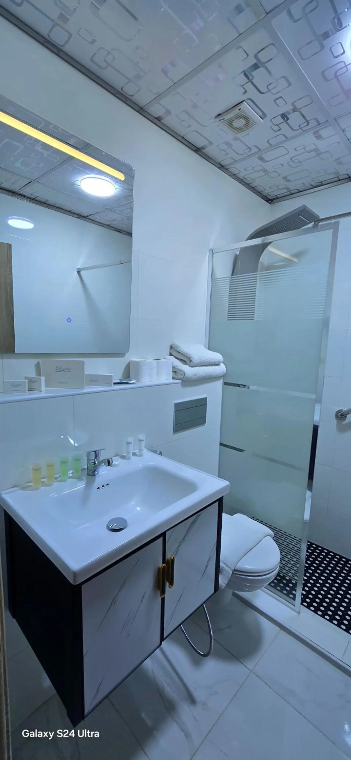 Bathroom in Balcony Hotel