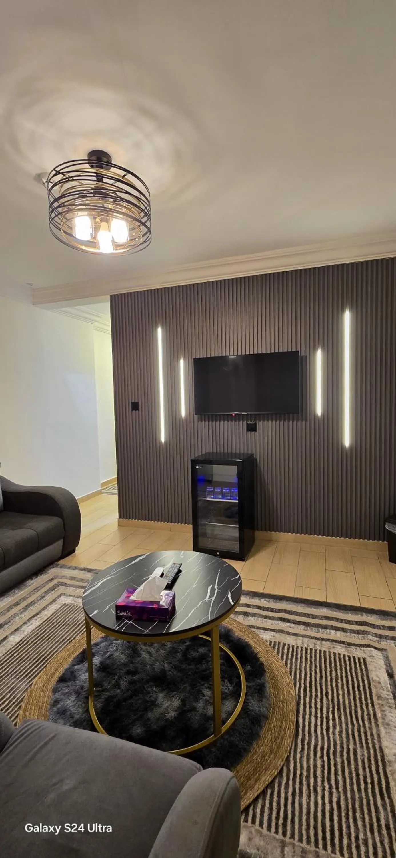 Communal lounge/ TV room in Balcony Hotel