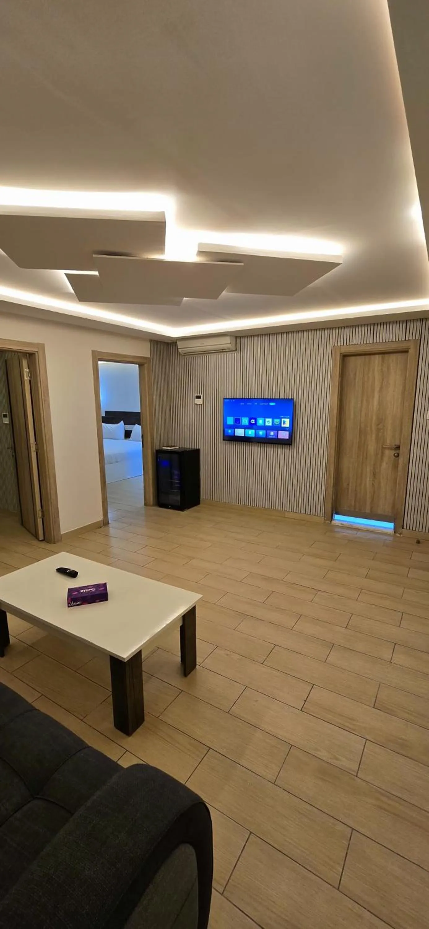 Communal lounge/ TV room in Balcony Hotel