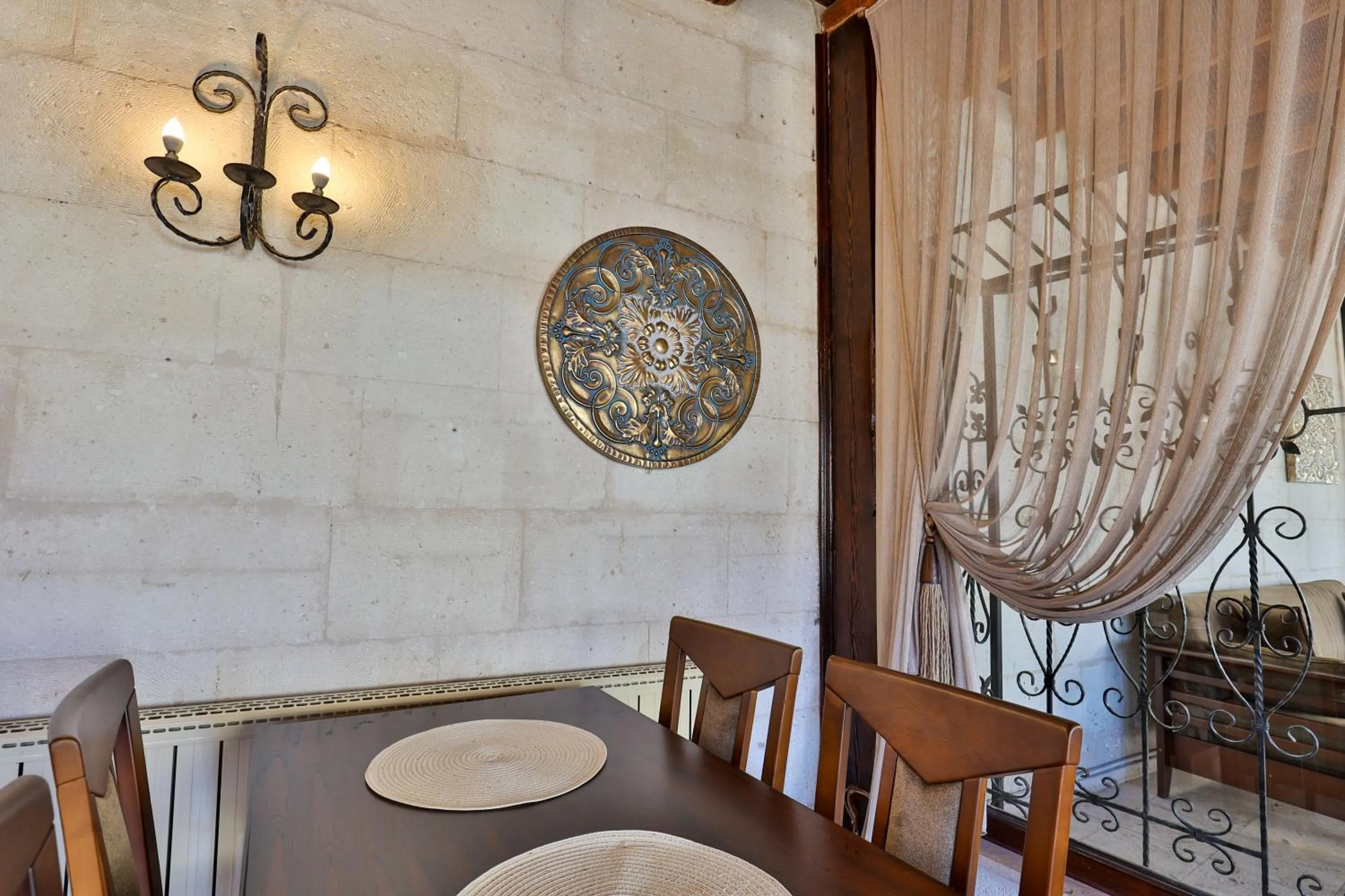 Restaurant/places to eat in Hotel Asia Minor