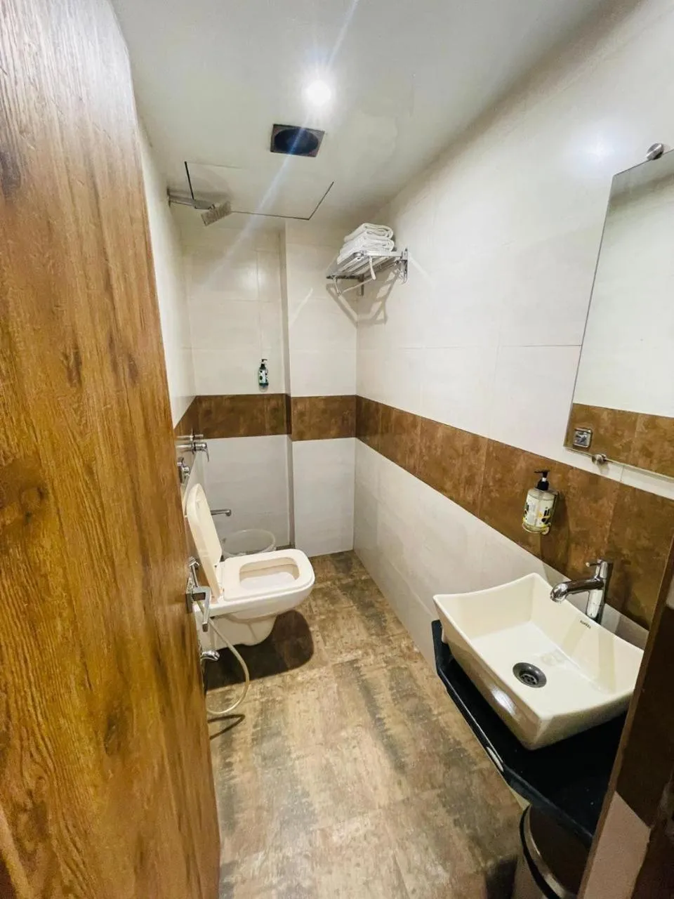 Deluxe Twin Room in HOTEL DOUBLE CROWN Mumbai AIRPORT T2