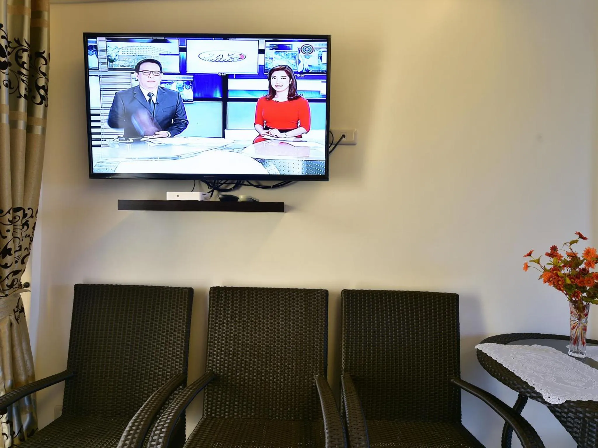 TV and multimedia in Anahaw Apartments Whitebeach