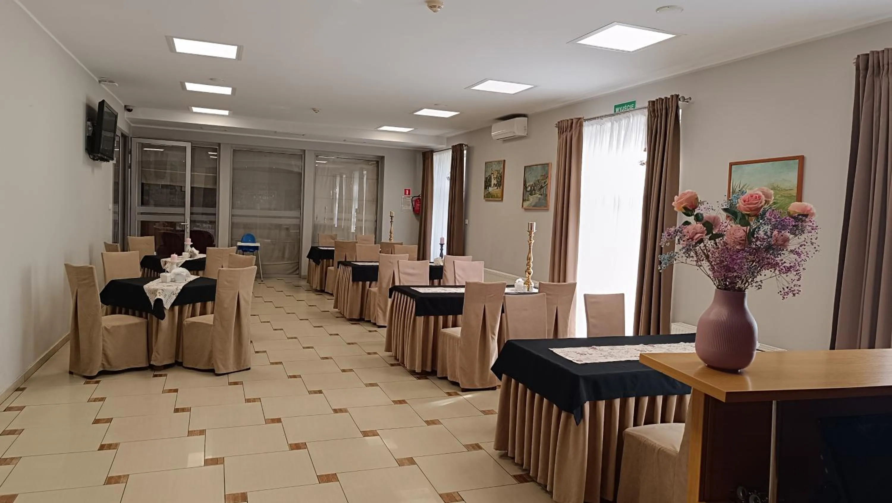 Restaurant/places to eat in Hotel MCT