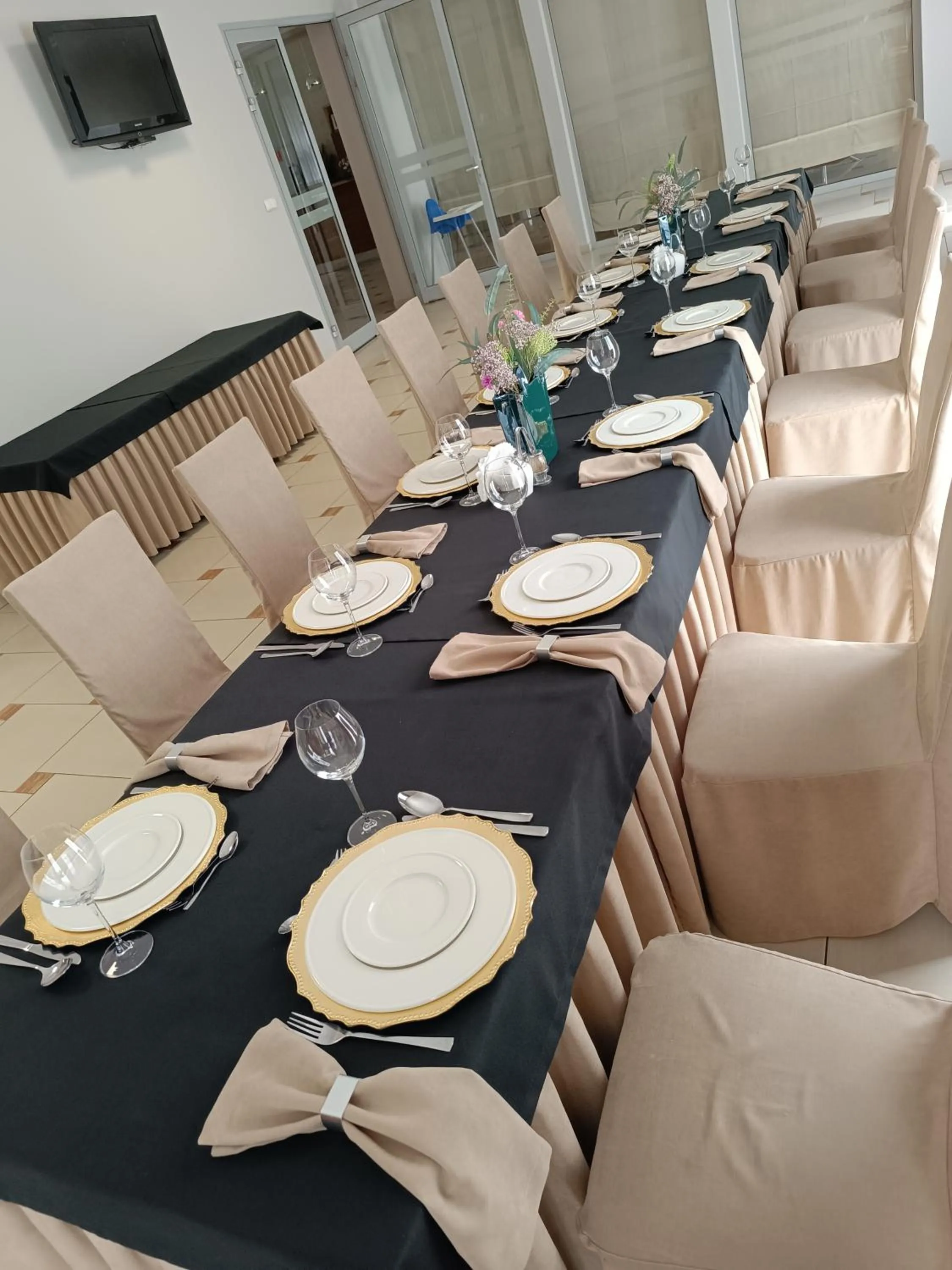 Restaurant/places to eat in Hotel MCT