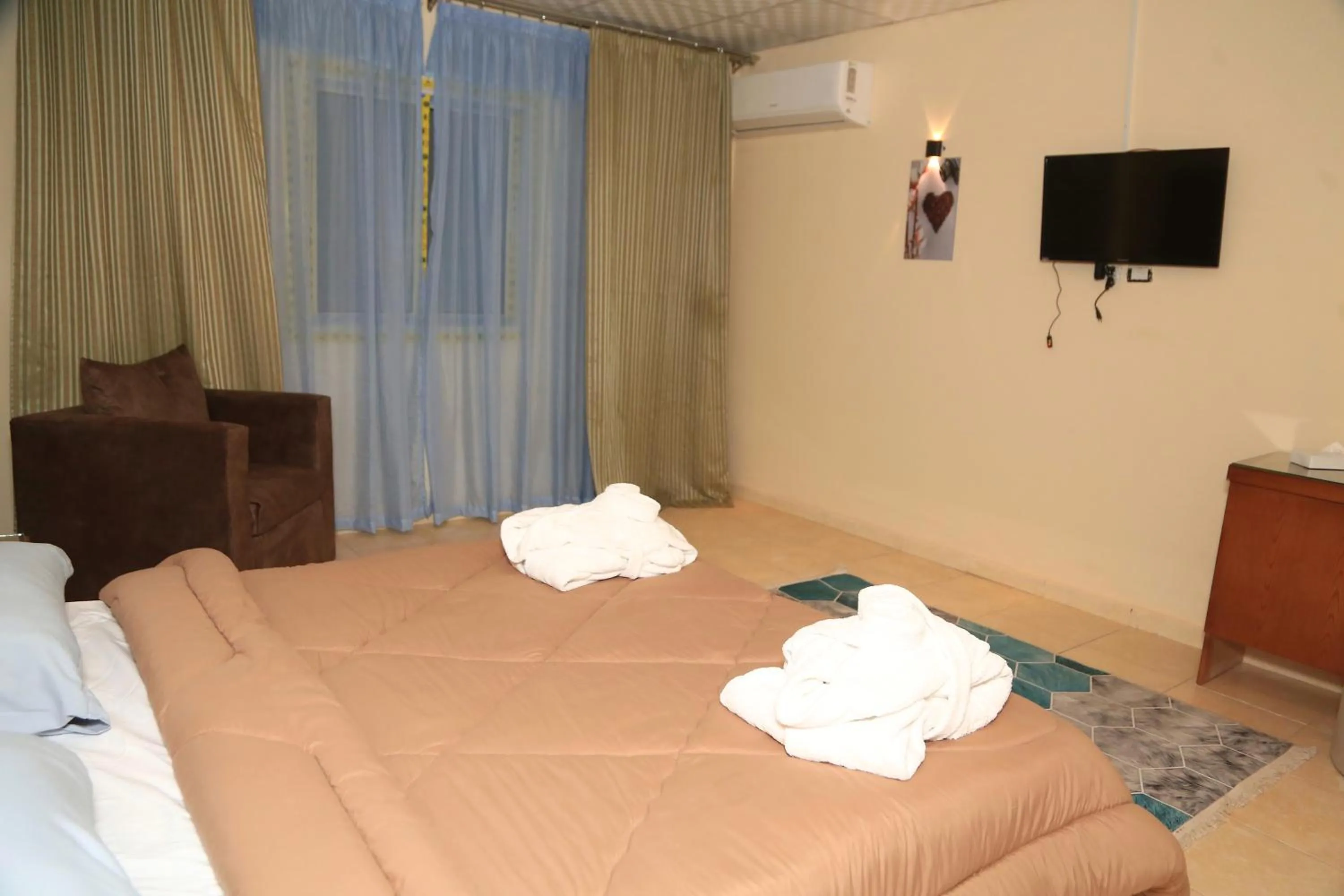 Bedroom in Verssailles Pyramids Hotel