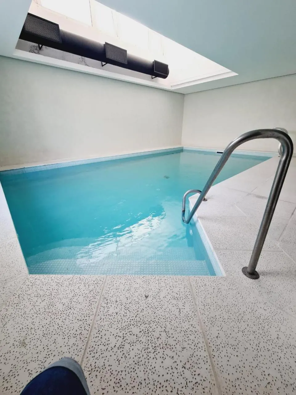 Swimming pool in Carilo Hills by bund