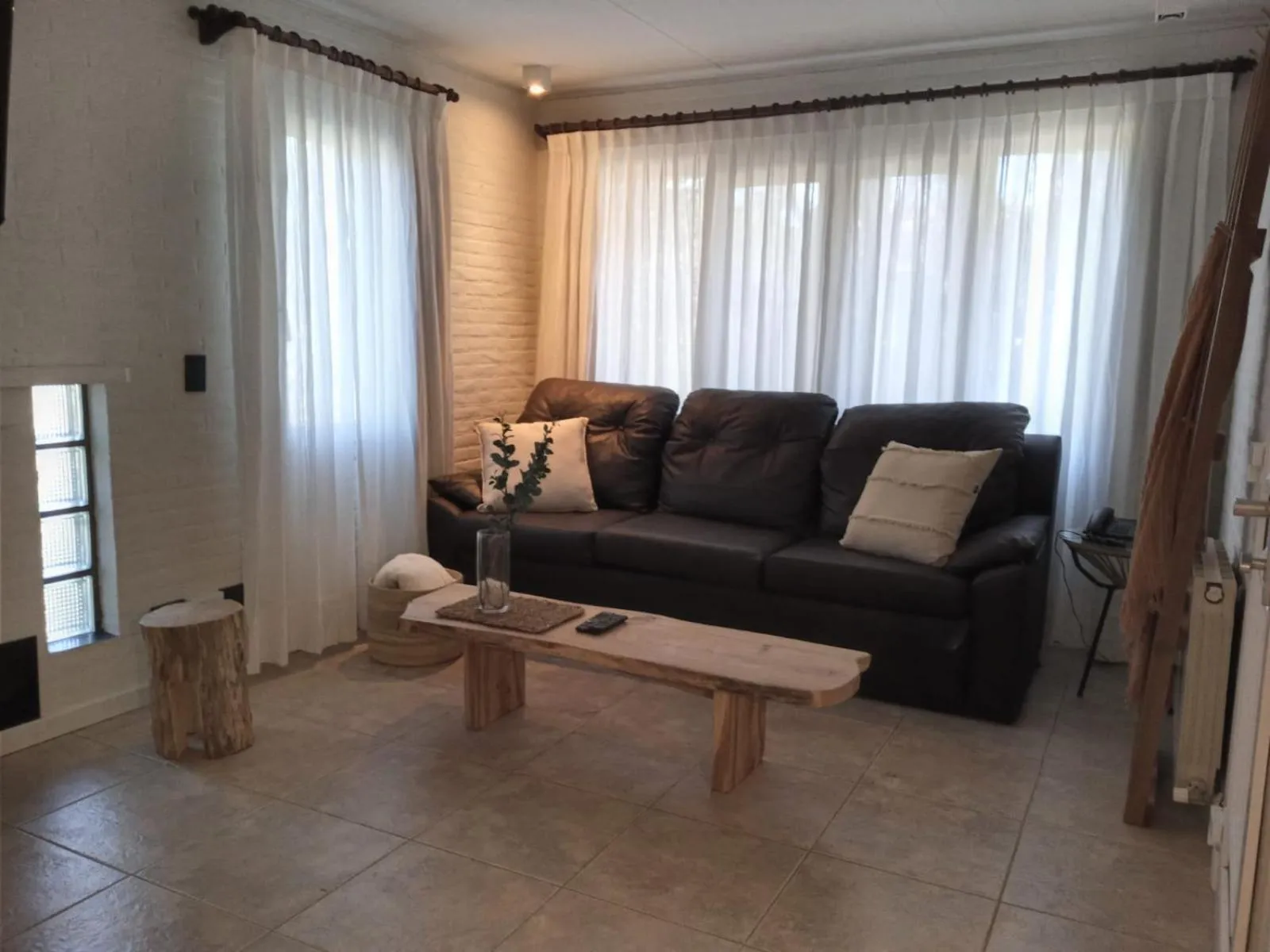 Living room in Carilo Hills by bund