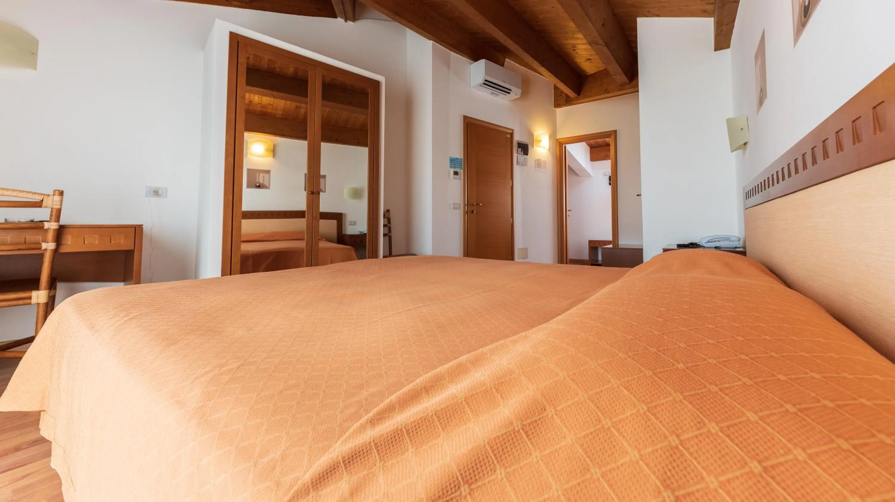 Photo of the whole room, Bed in Hotel Escorial