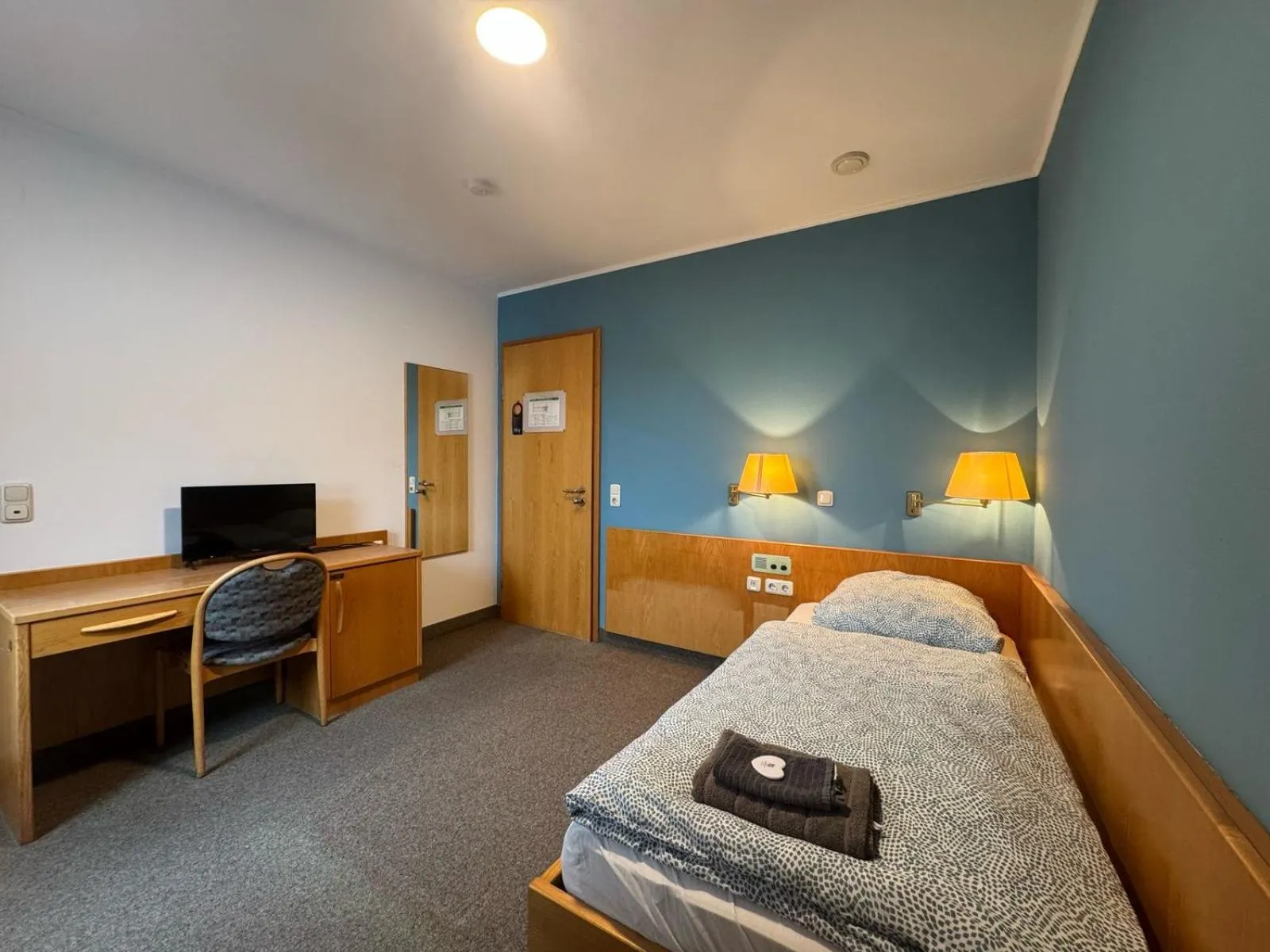 Photo of the whole room, Bed in AR Airport Hotel Rüsselsheim