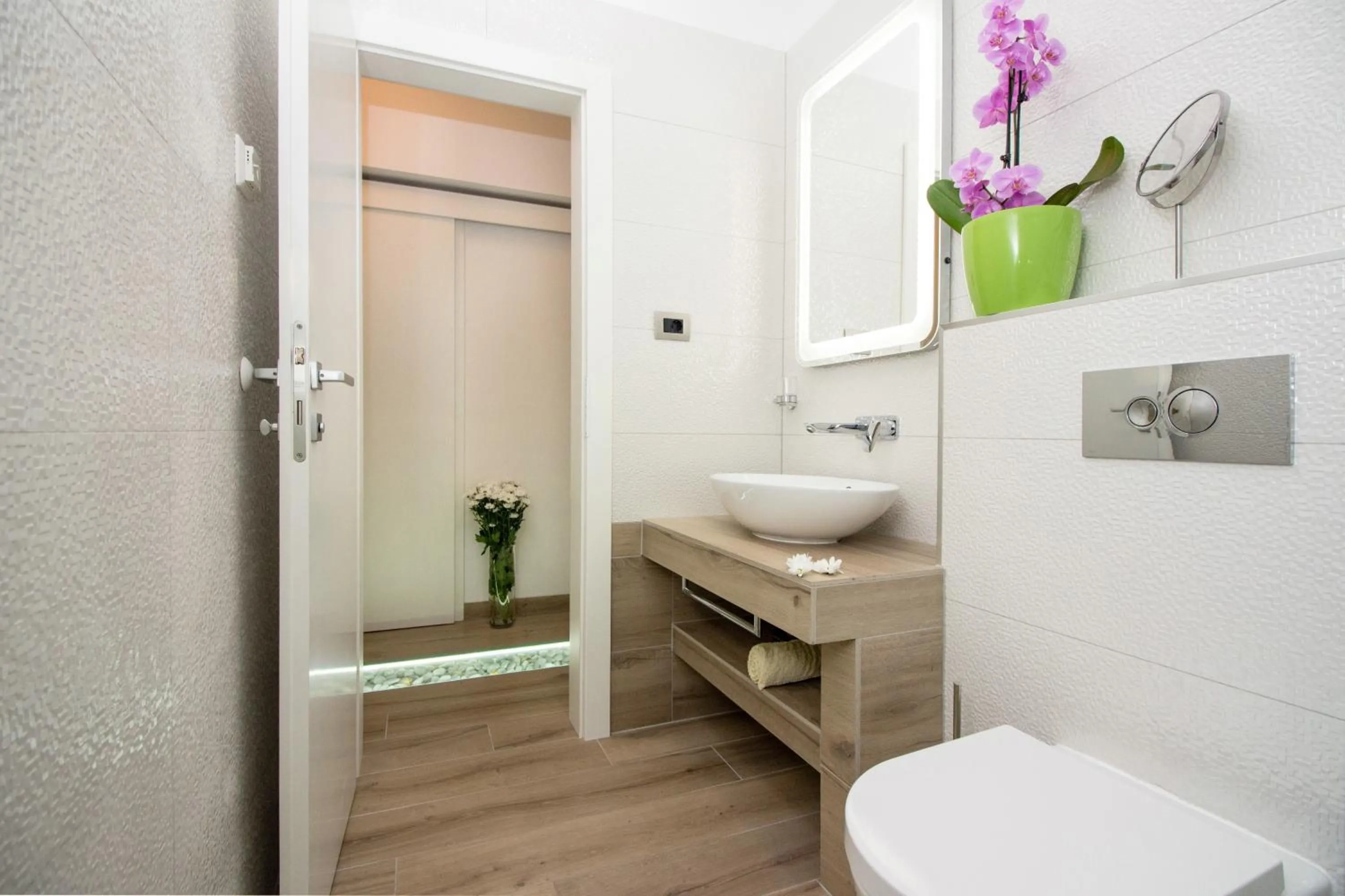 Toilet in Apartments Satis