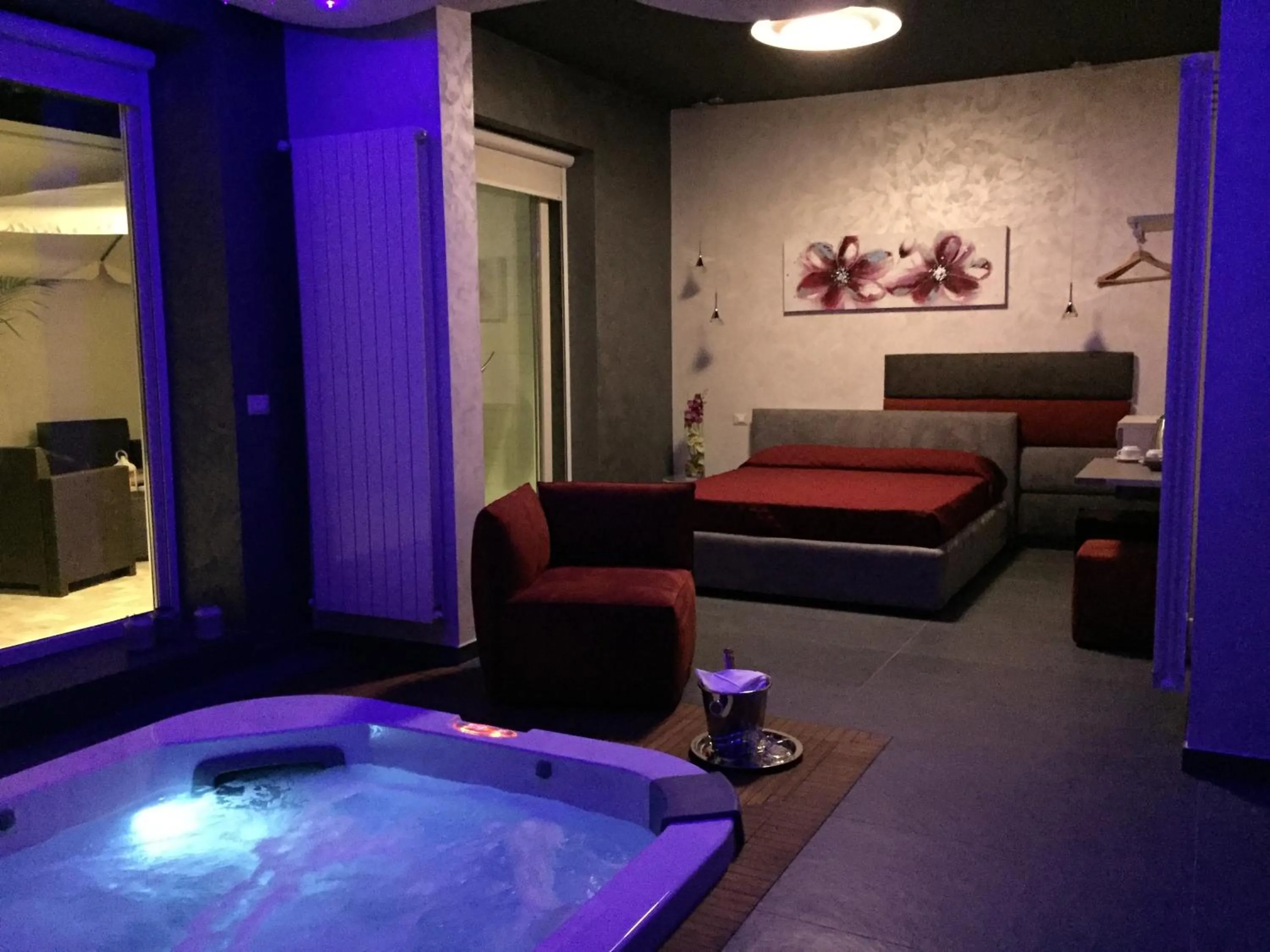 Hot Tub, Bed in Bhagya