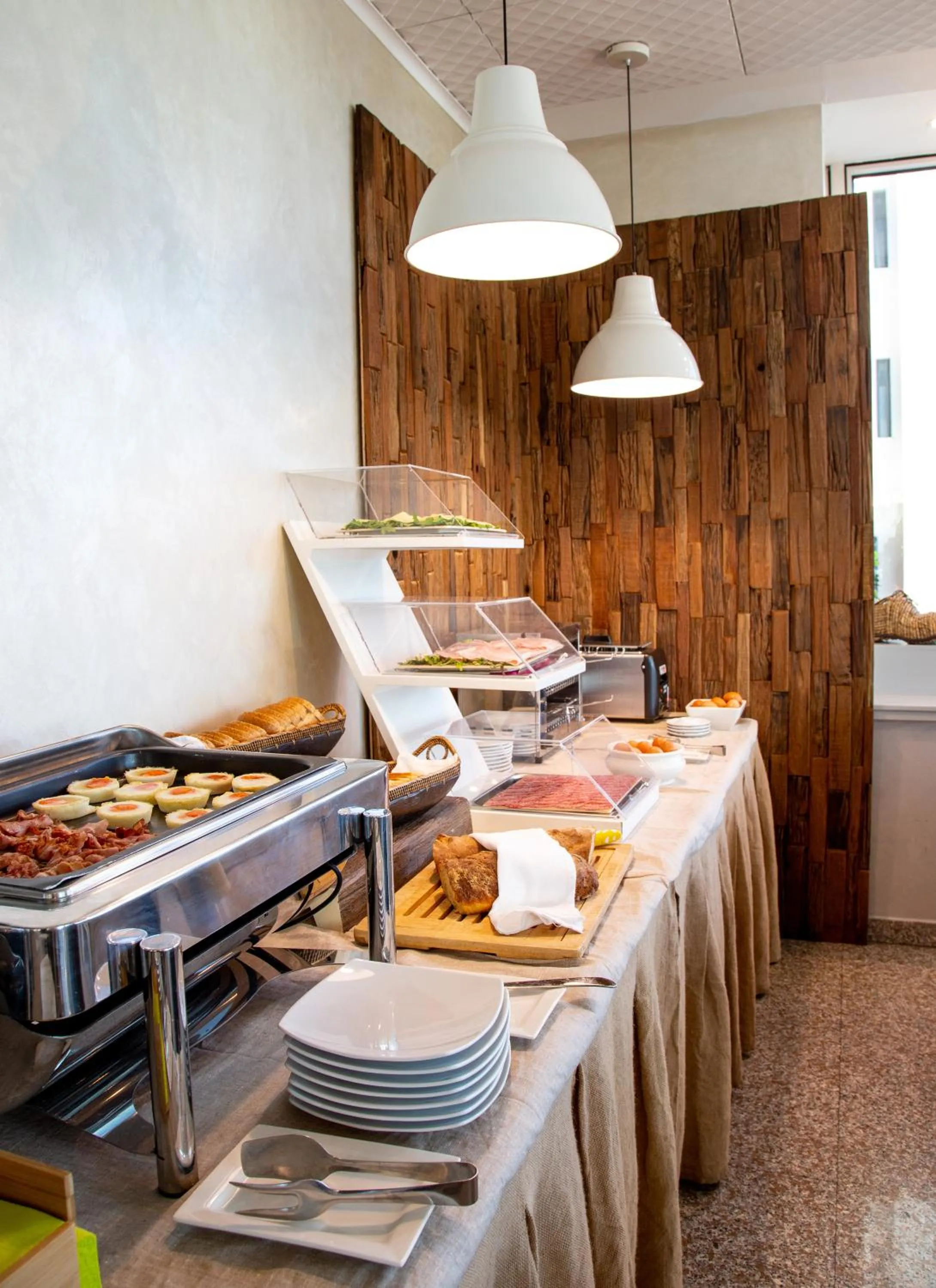 Food and drinks in Best Western Maison B Hotel