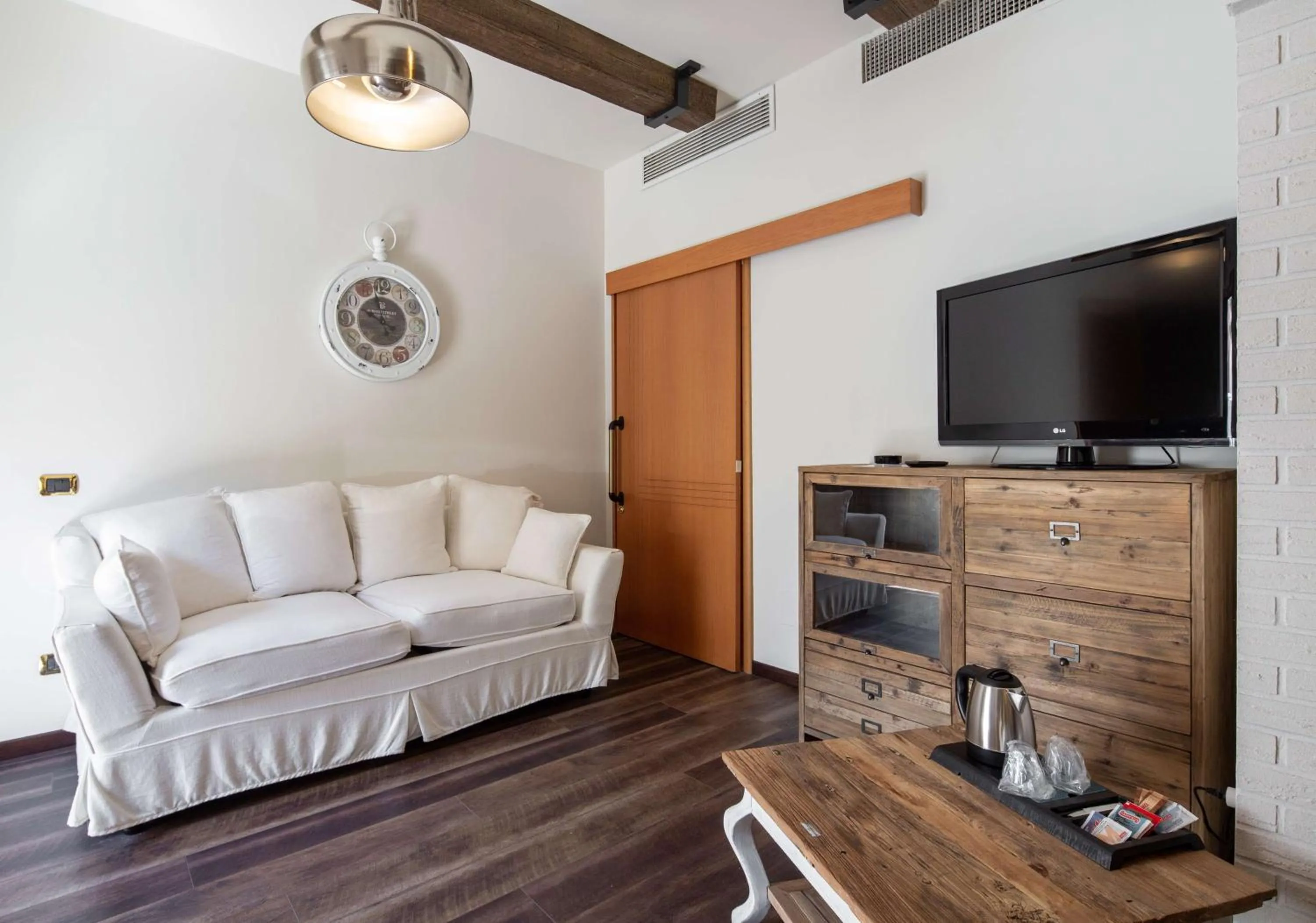 Photo of the whole room in Best Western Maison B Hotel