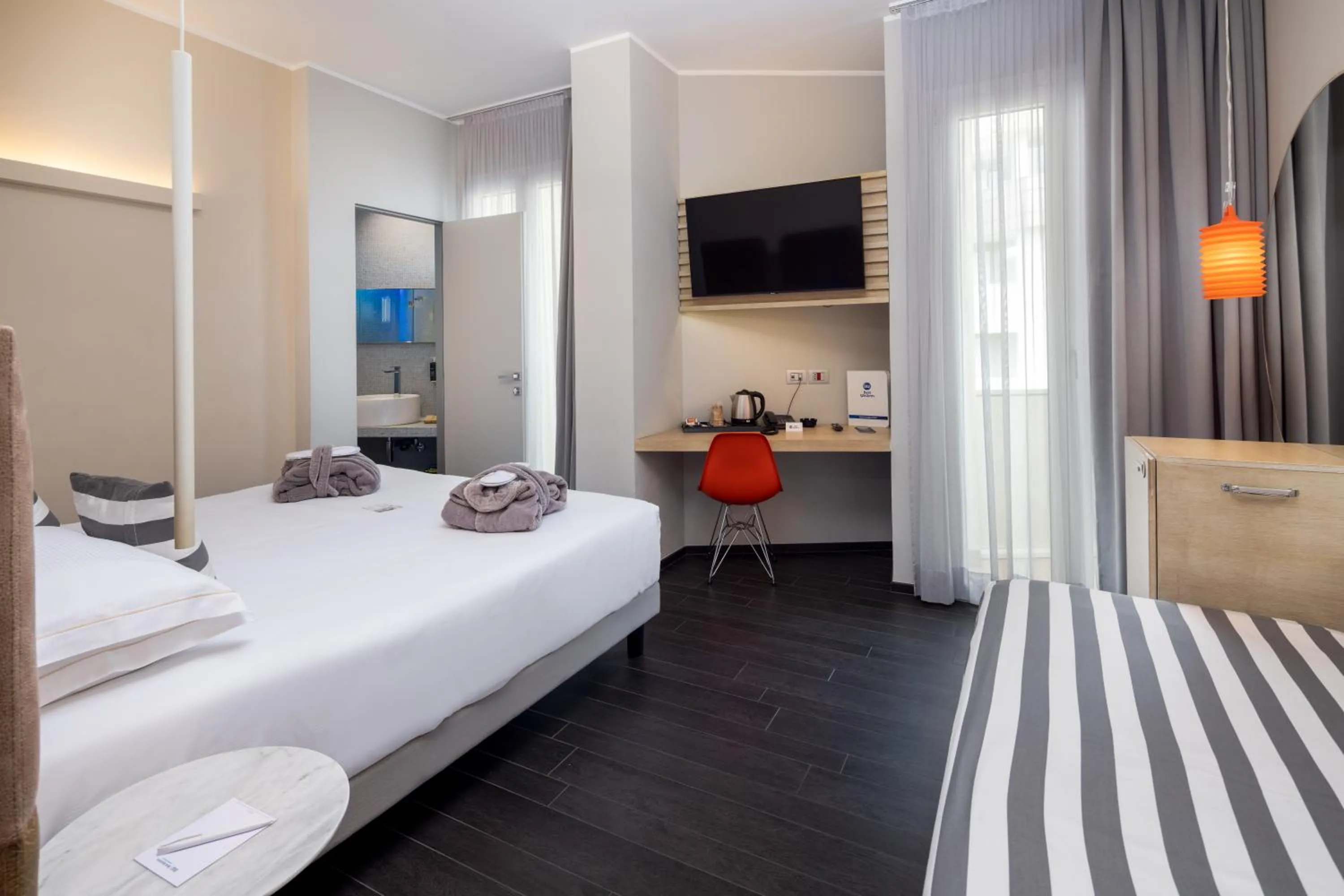 Bed in Best Western Maison B Hotel