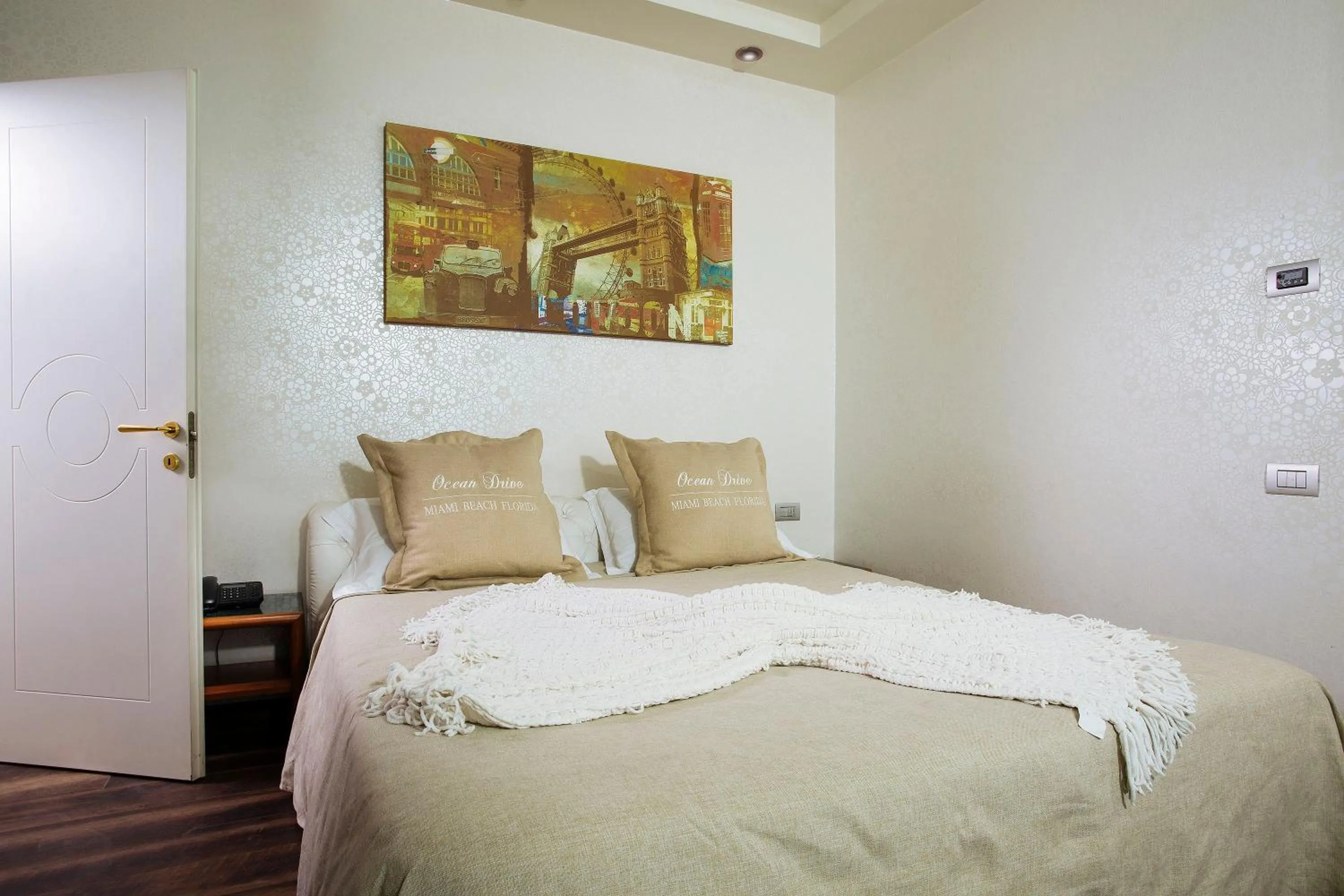 Bed in Best Western Maison B Hotel