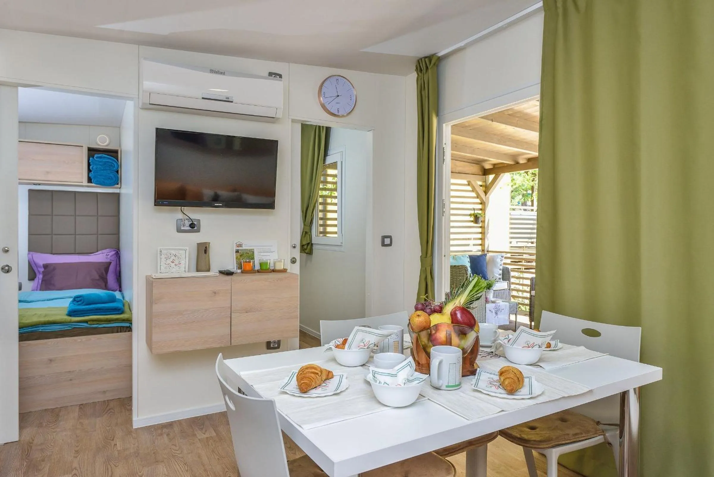 Living room, Bed in Sunny Home Soline