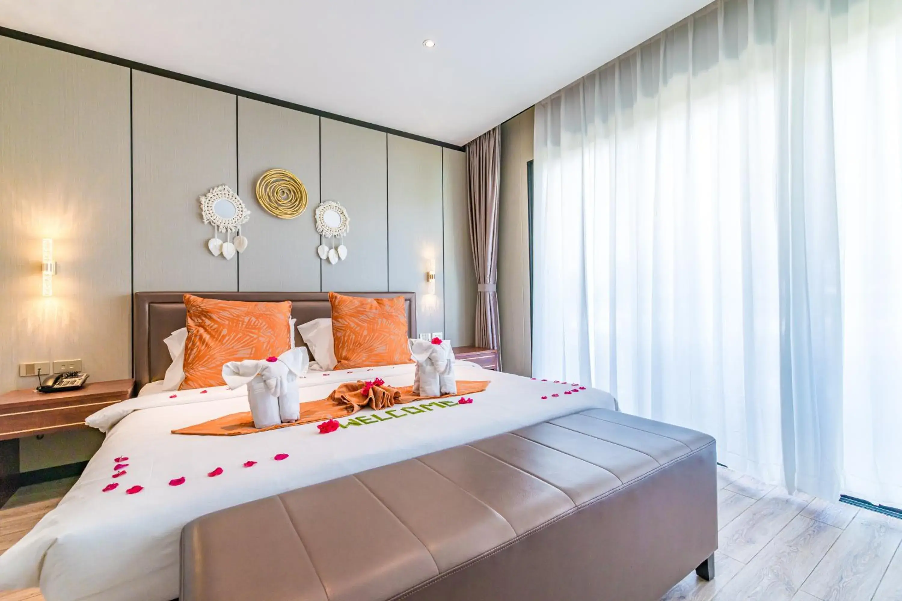 Deluxe King Room in BJ & Radisson Sea View Hotel Deluxe King Room in BJ & Radisson Sea View Hotel