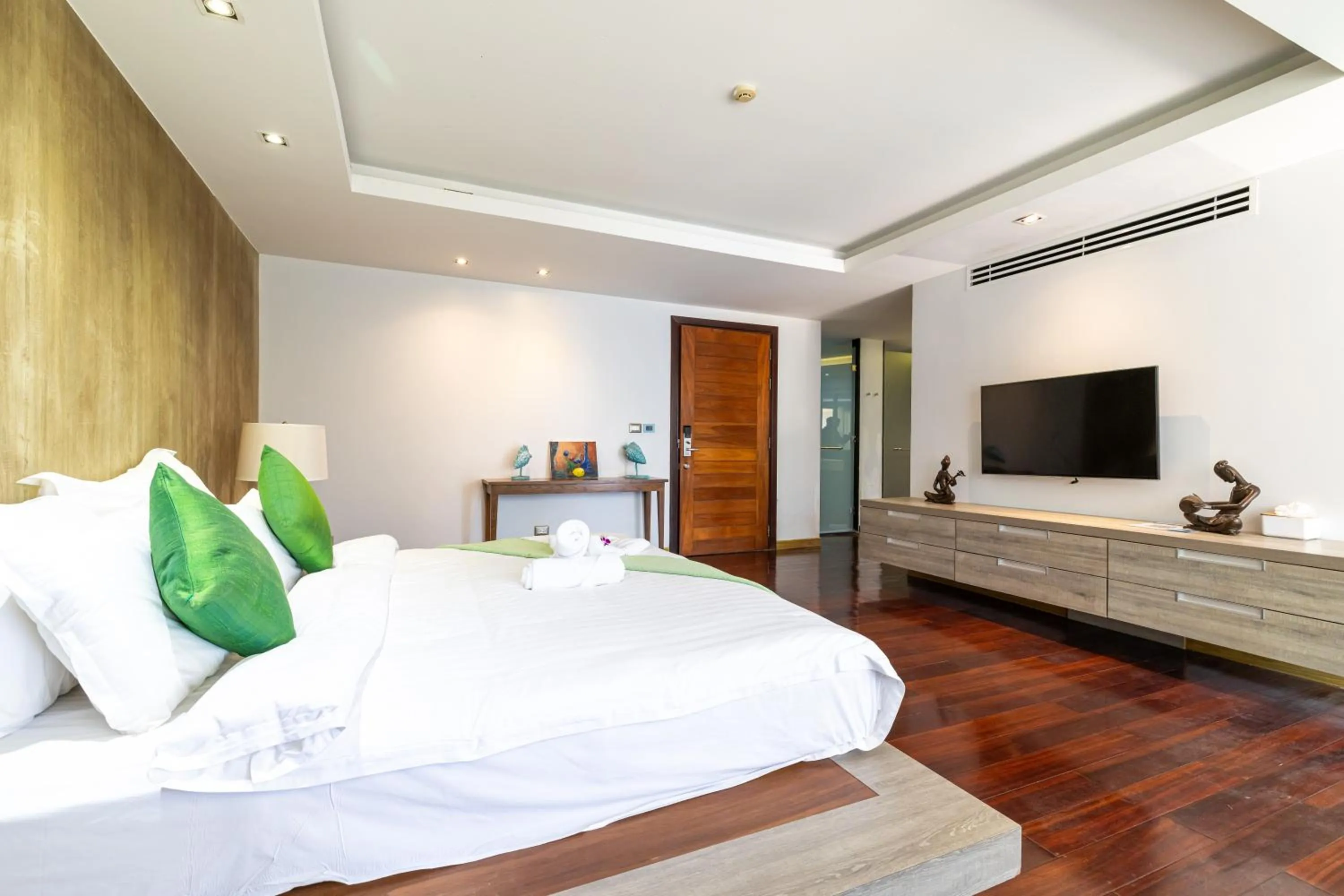 Communal lounge/ TV room, Bed in Phuket Moonlit Bay Seaview Resort & Spa