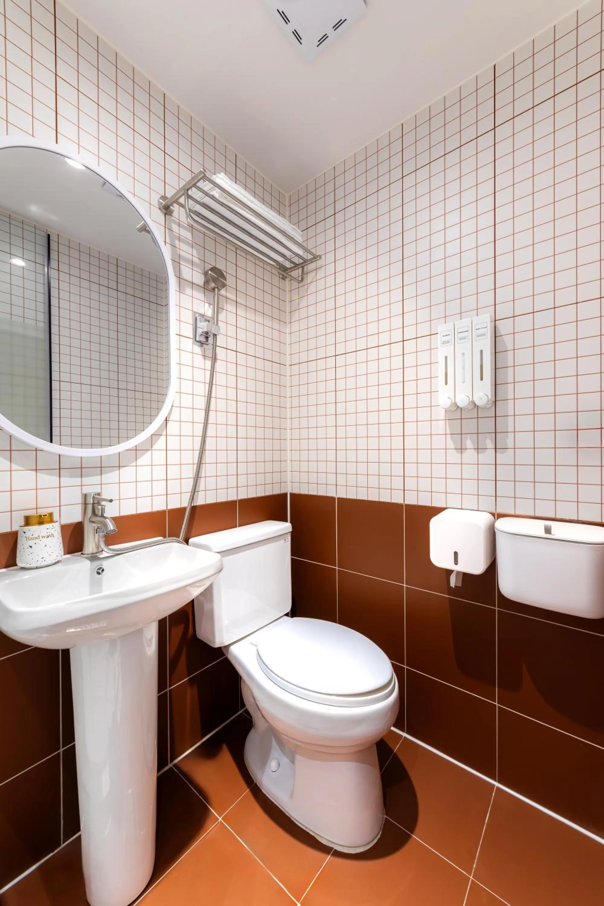 Toilet in Slowon Hongdae