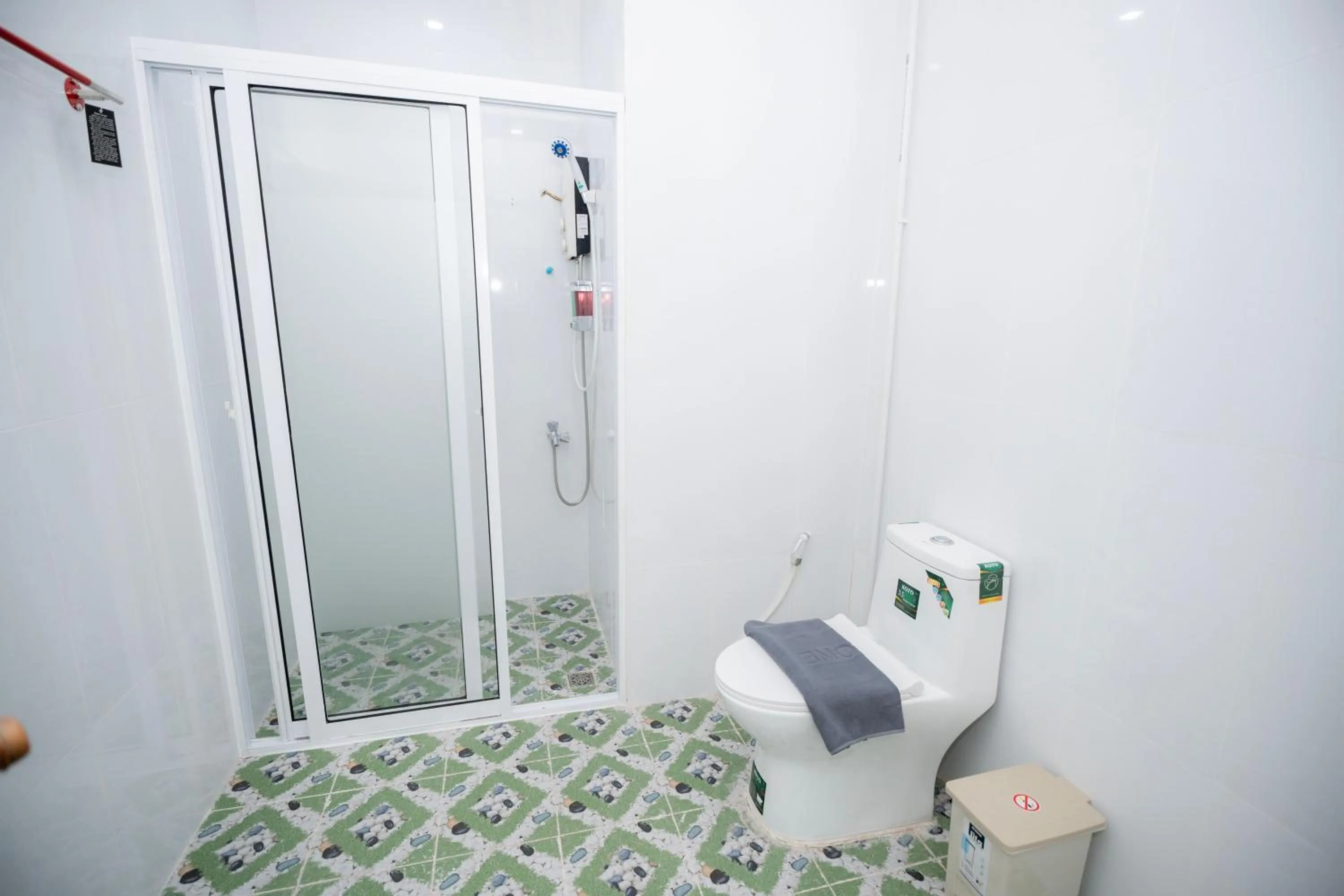 Shower, Bed in Bona Hotel