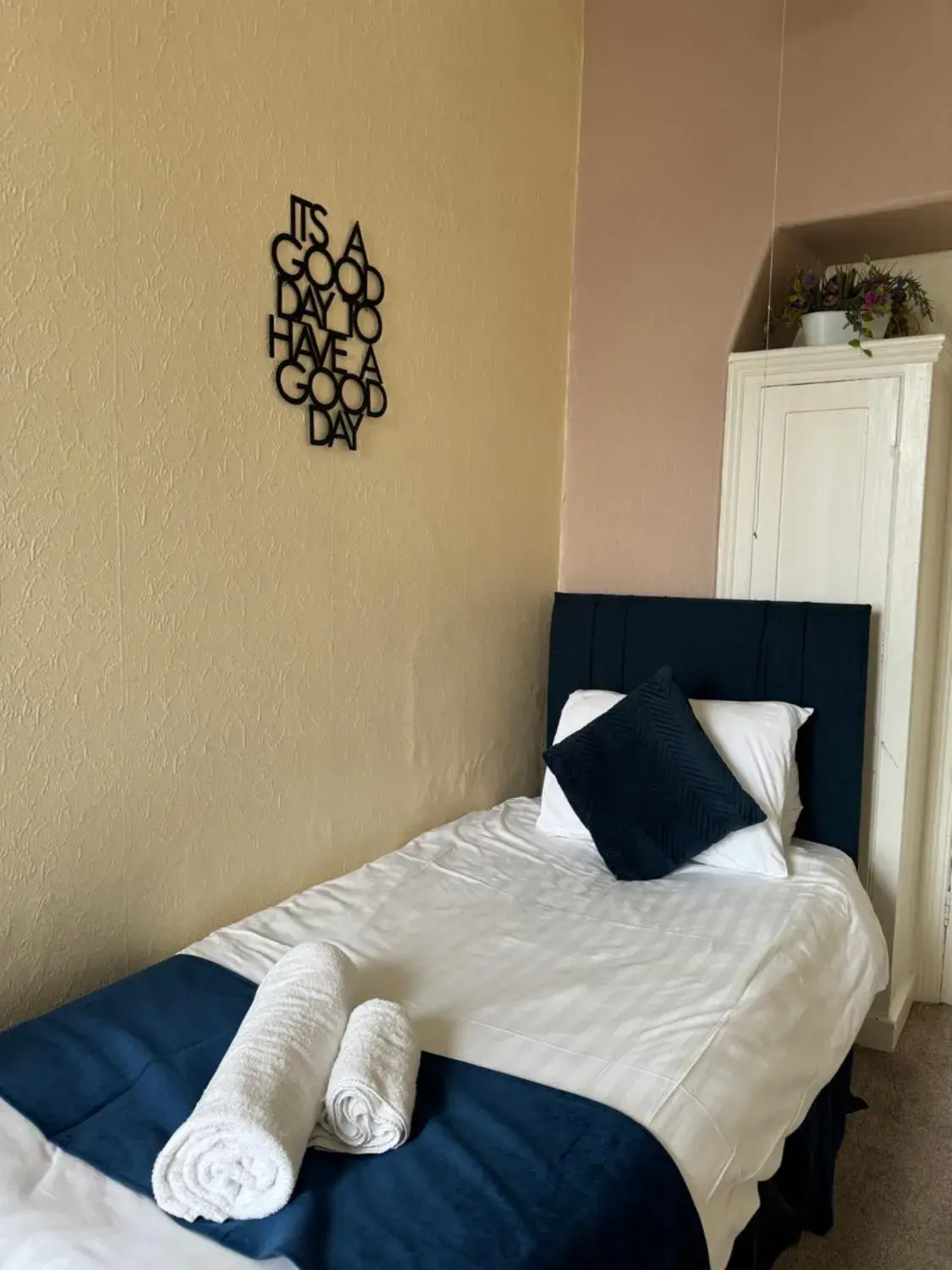 Budget Single Room in The Station Hotel Budget Single Room in The Station Hotel