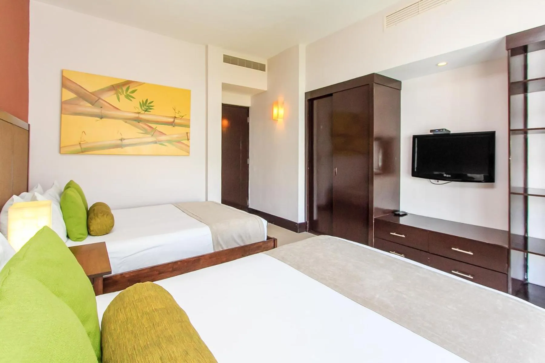 Communal lounge/ TV room, Bed in Aldea Thai by Stella Rentals