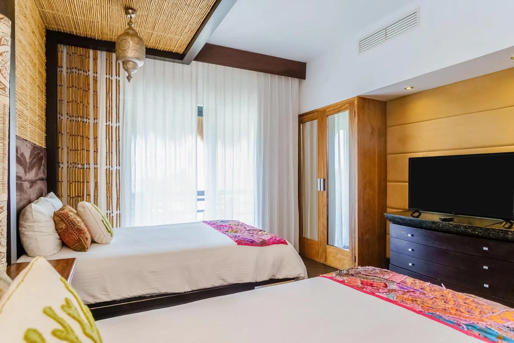 Communal lounge/ TV room, Bed in Aldea Thai by Stella Rentals