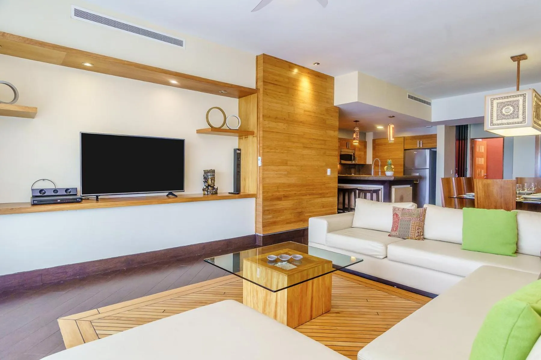 Communal lounge/ TV room in Aldea Thai by Stella Rentals