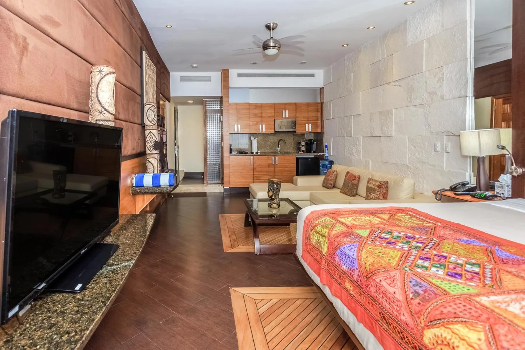 Communal lounge/ TV room, Bed in Aldea Thai by Stella Rentals