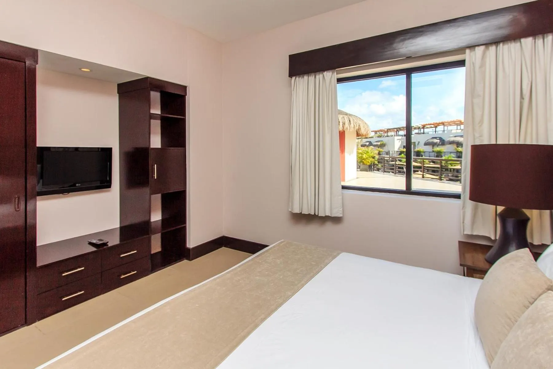 Communal lounge/ TV room, Bed in Aldea Thai by Stella Rentals