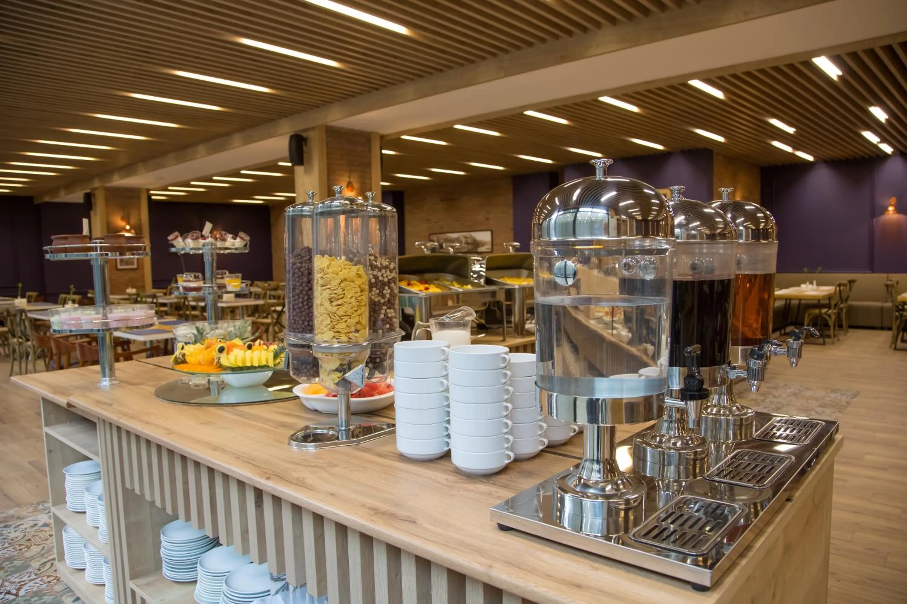 Restaurant/places to eat in Iveria Inn Hotel