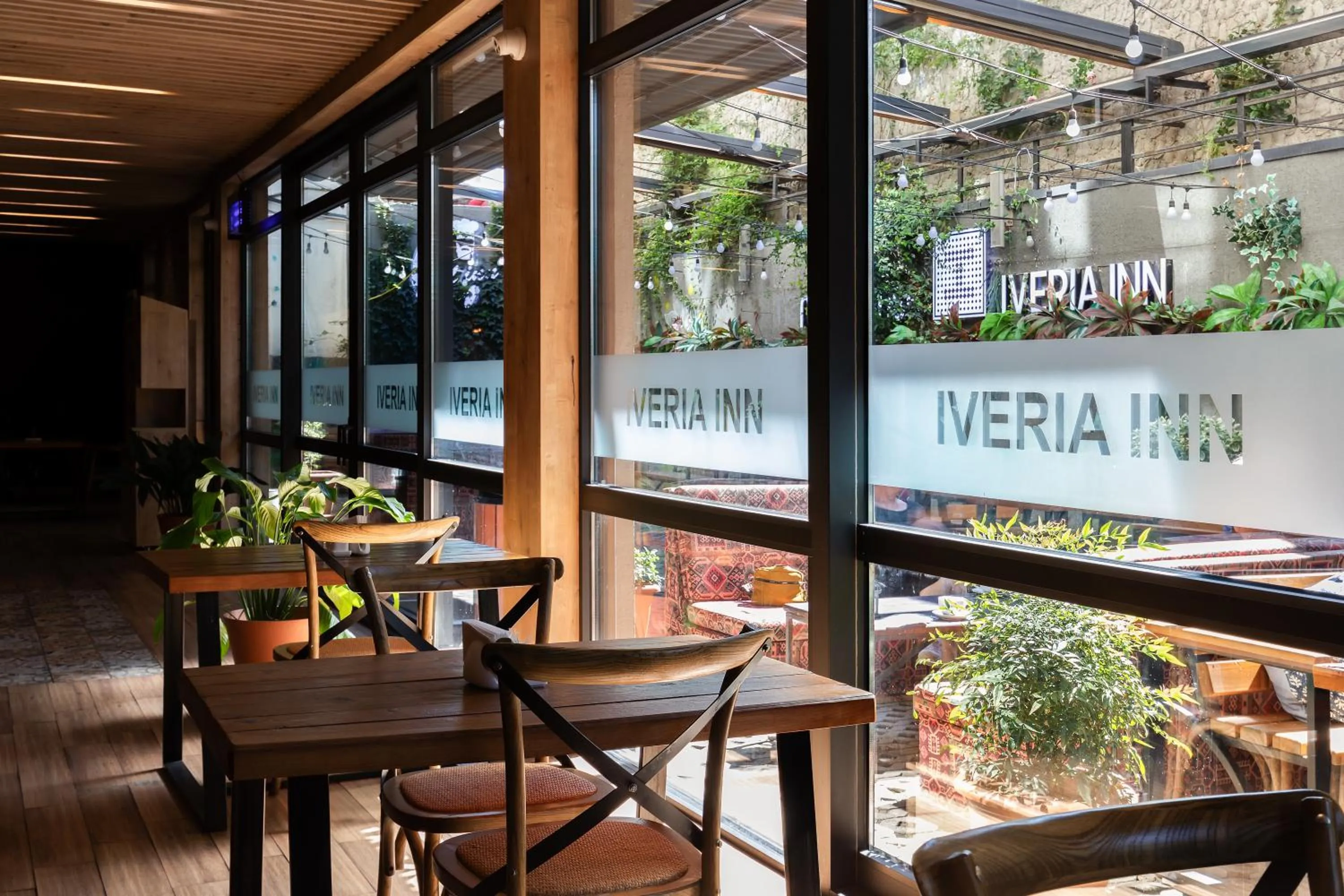 Restaurant/places to eat in Iveria Inn Hotel