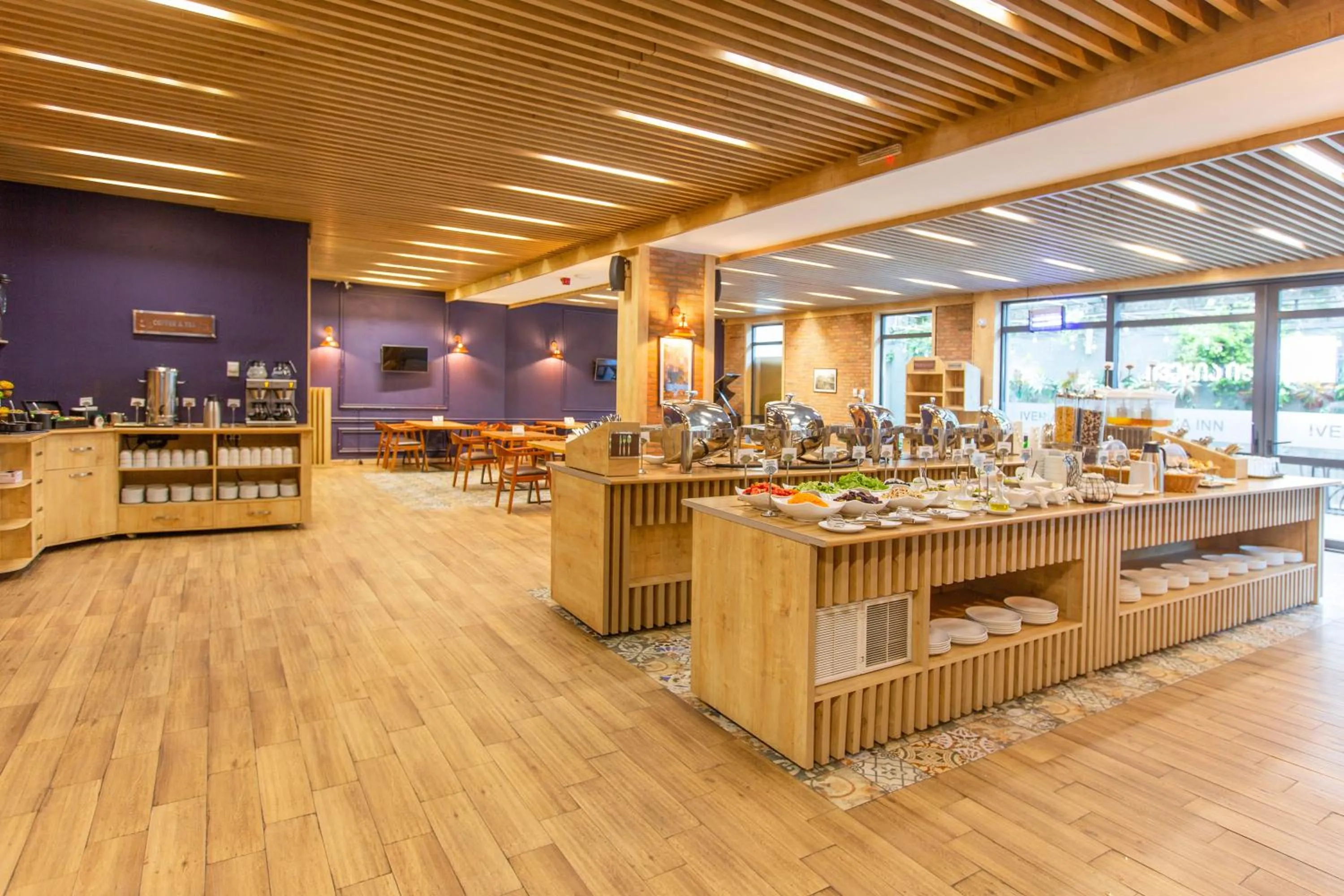 Restaurant/places to eat in Iveria Inn Hotel