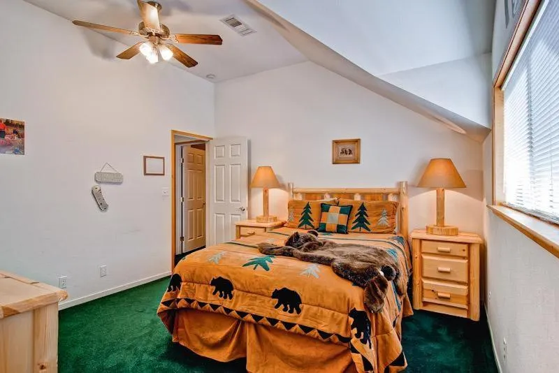 Bed in Yosemite View