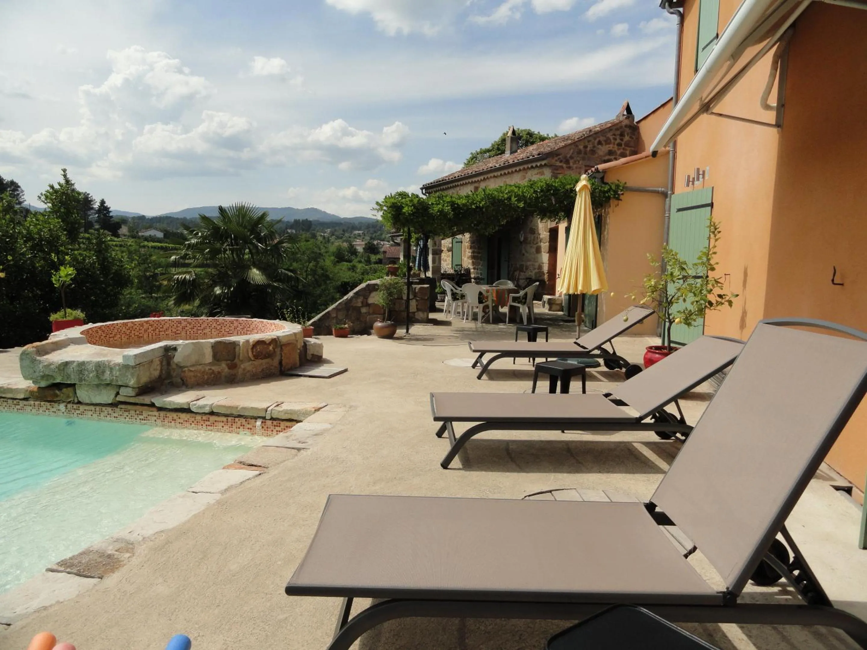 Pool view in Chambre d'hôtes Au creux du Chambon