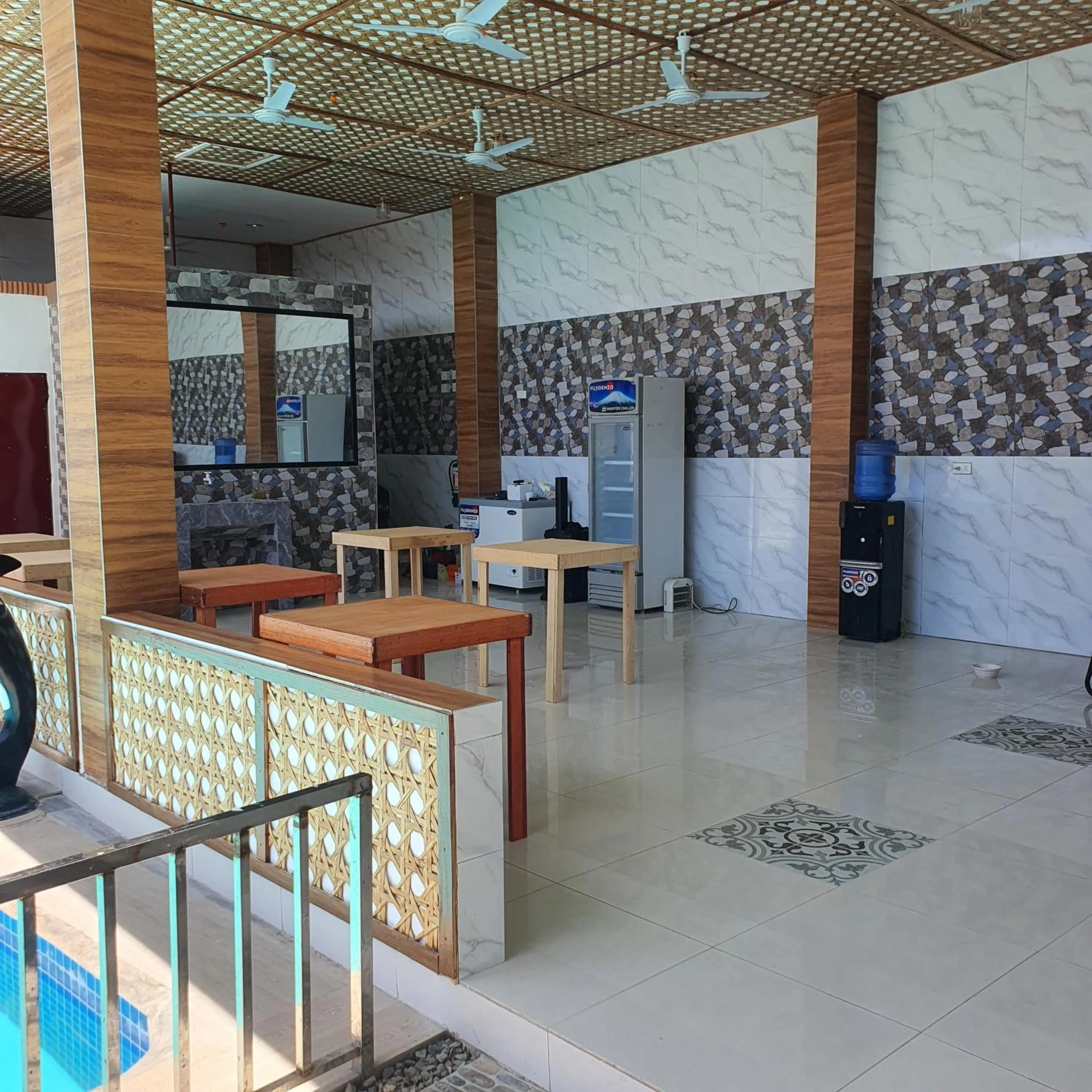 Restaurant/places to eat in AOSMECPoolCamp Hotel