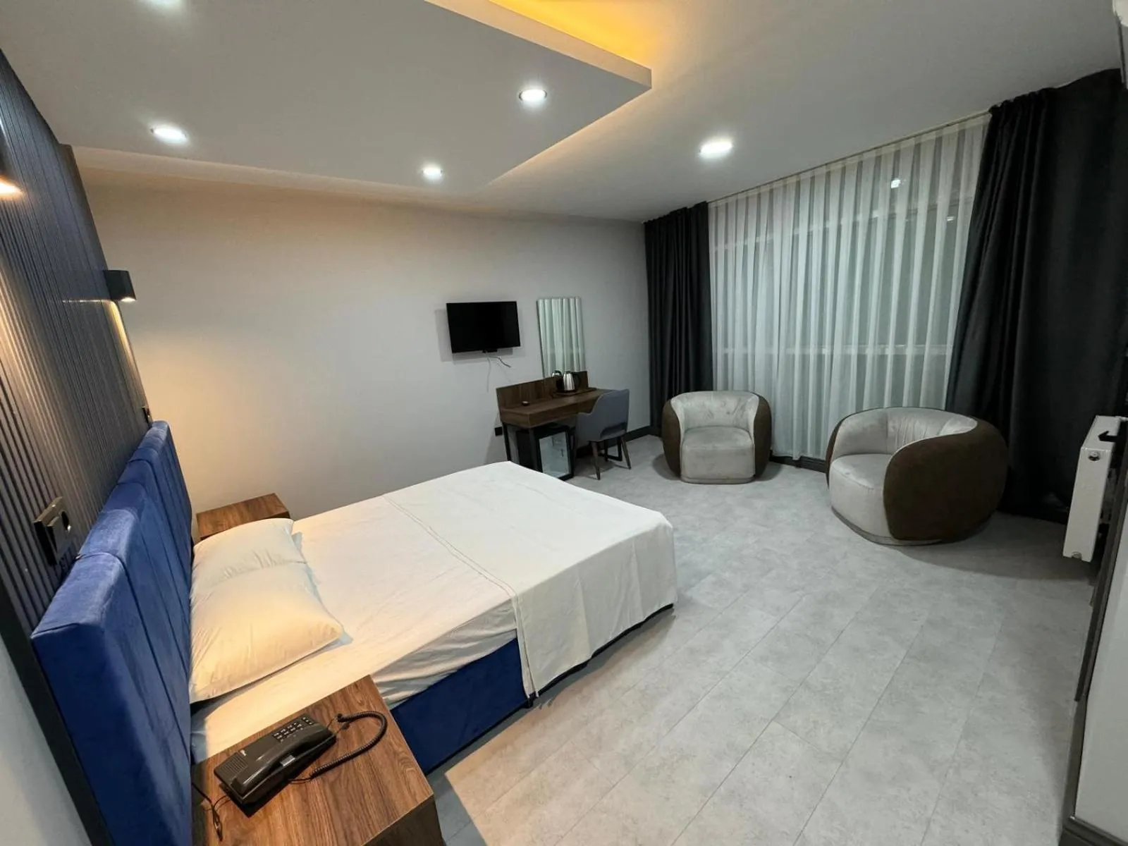 Photo of the whole room, Bed in Trio Palace