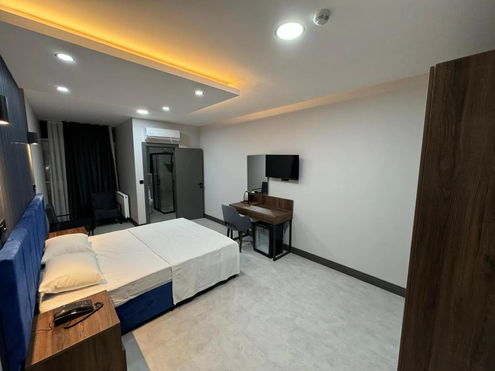 Communal lounge/ TV room, Bed in Trio Palace