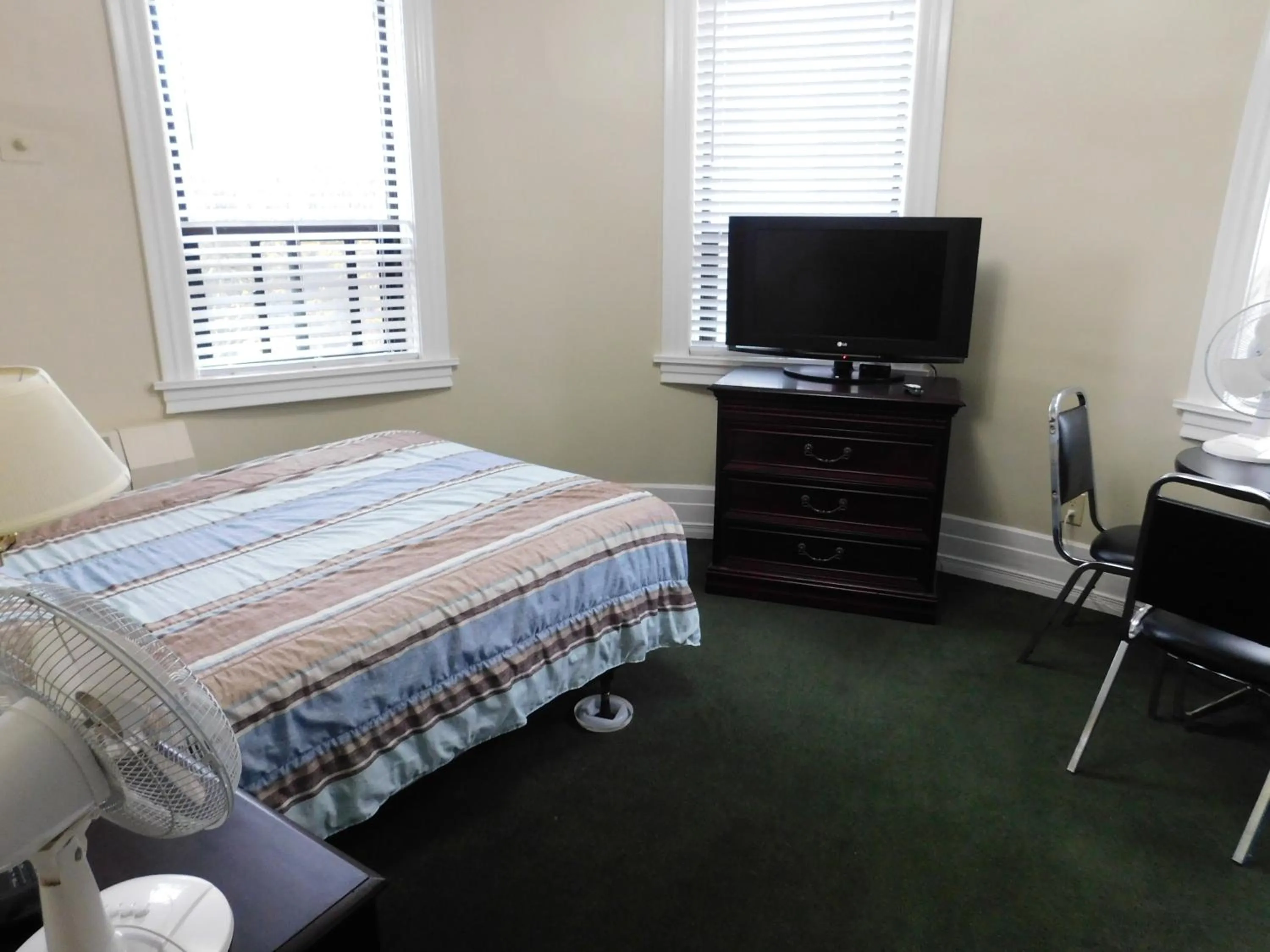 Bedroom, Bed in Filmores Hotel