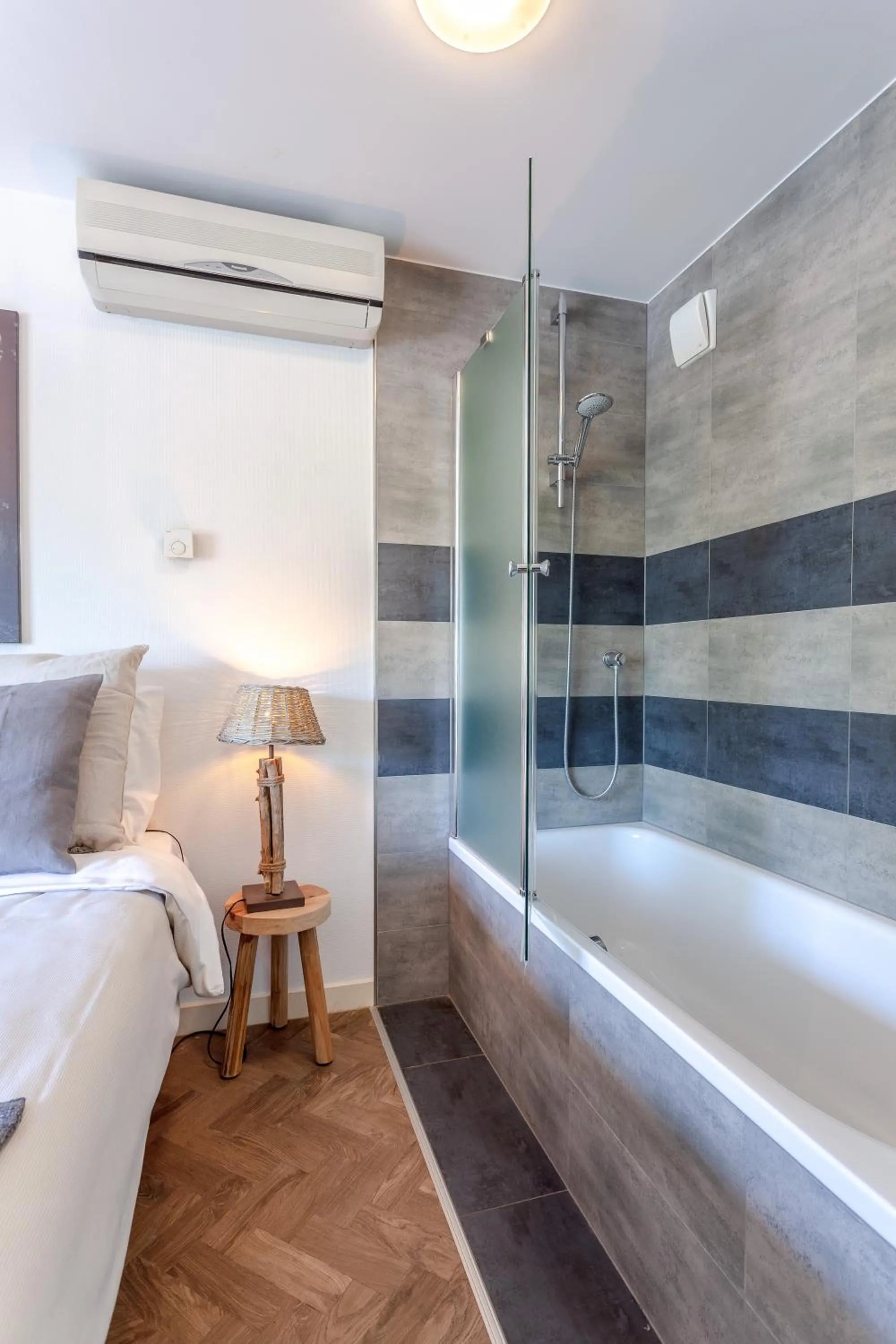 Shower, Bed in Hajé Restaurant de Aalscholver