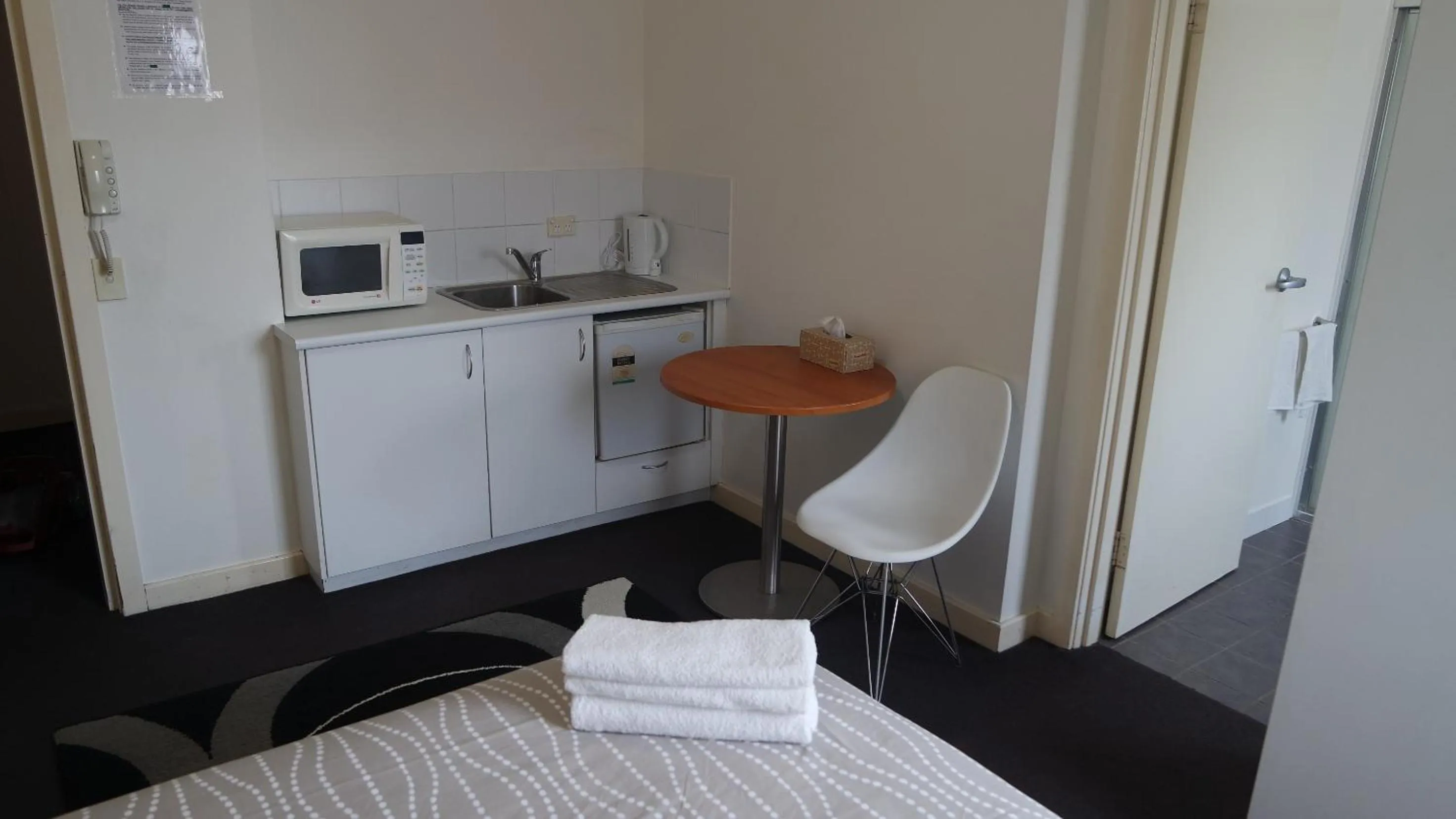 Kitchen or kitchenette, Bed in Cityview Studio Accommodation