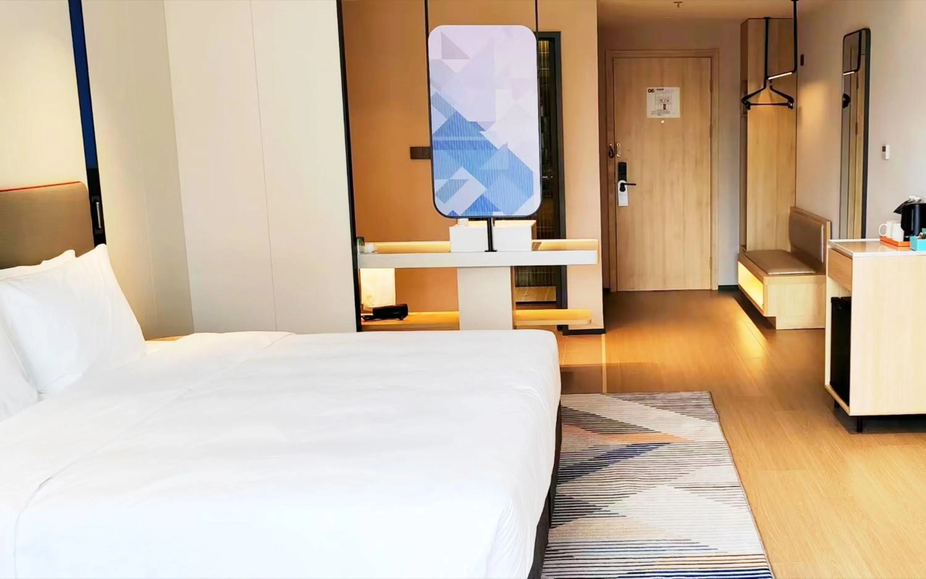 Photo of the whole room, Bed in Holiday Inn Express Kunshan Yushan by IHG