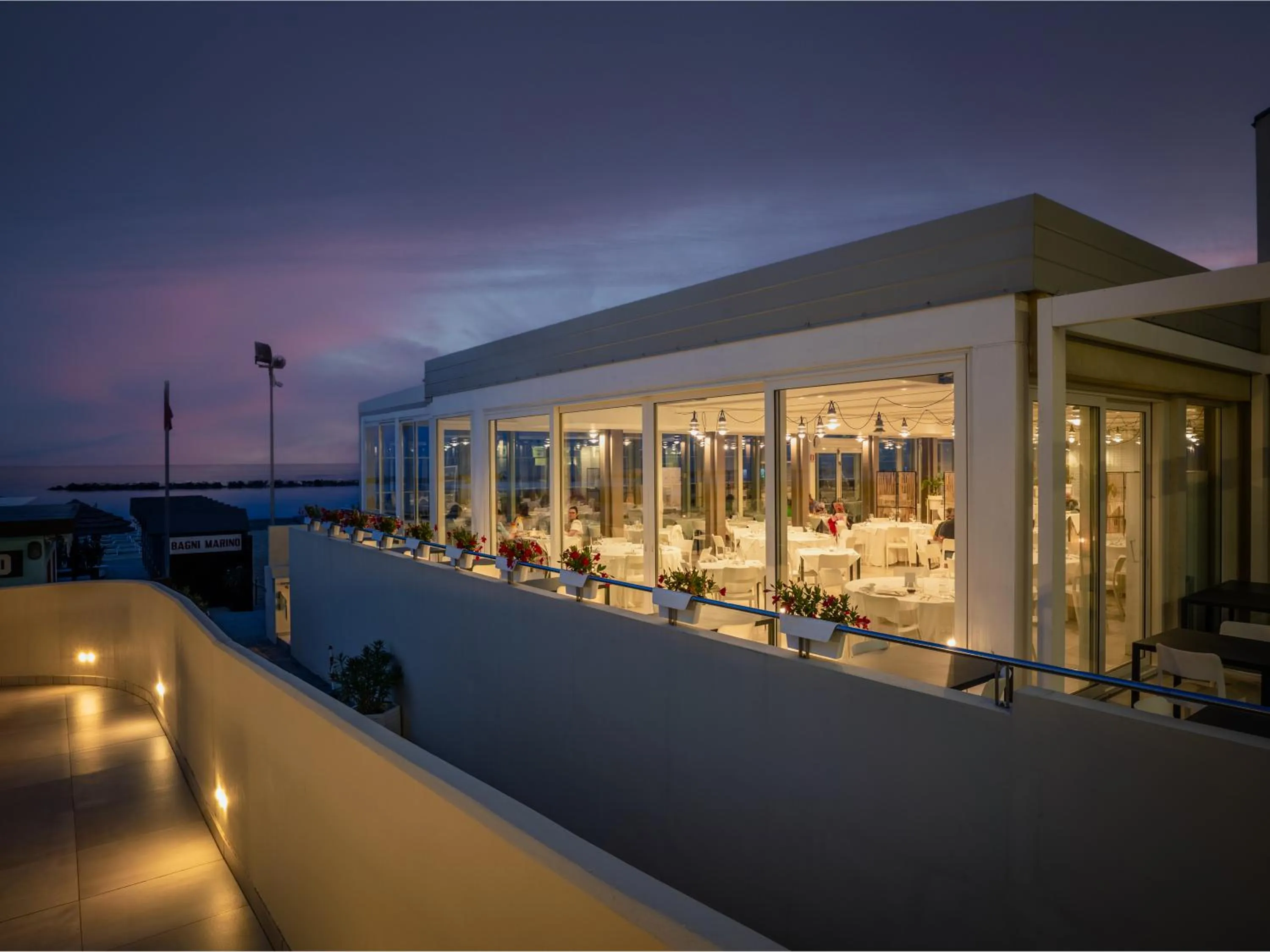 Restaurant/places to eat in Nautilus Family Hotel