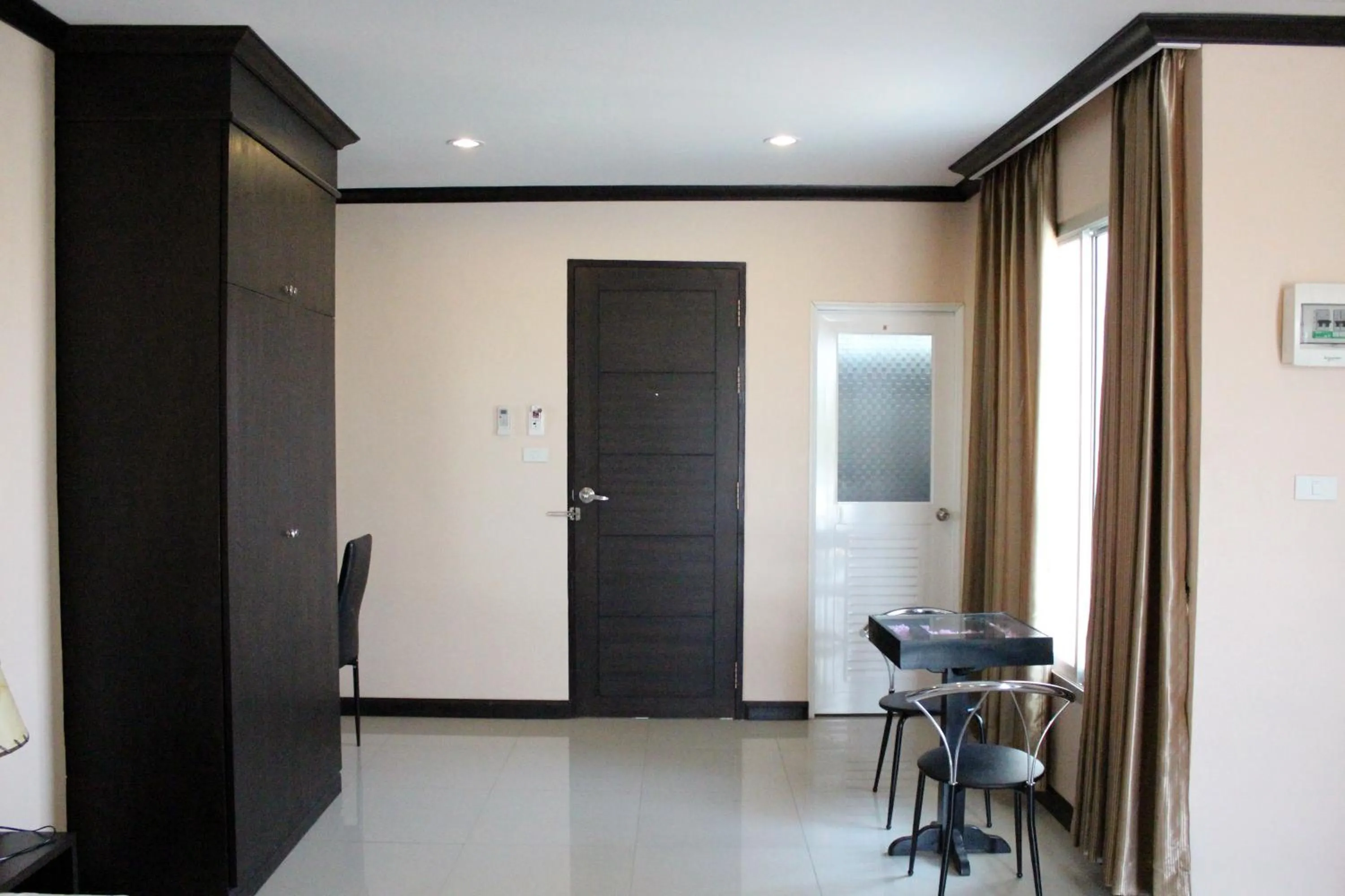 Photo of the whole room in Triton Place