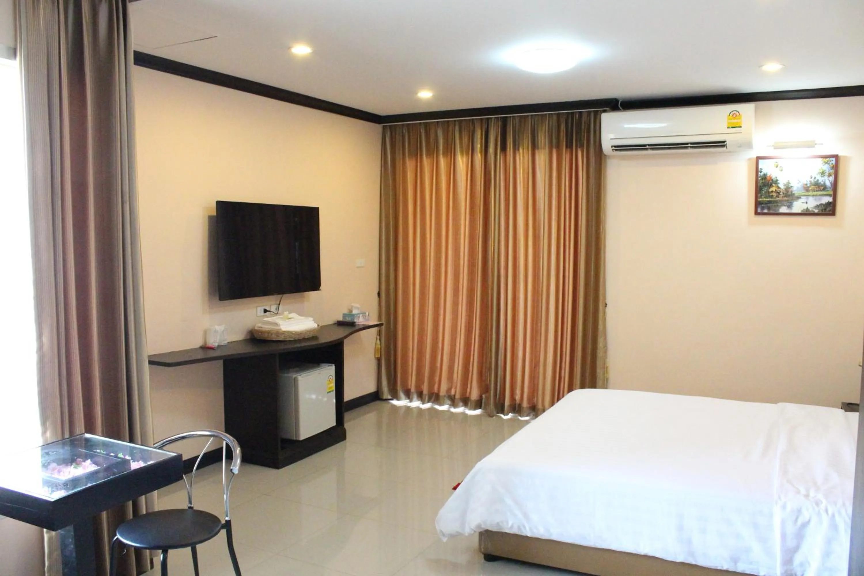 Photo of the whole room, Bed in Triton Place