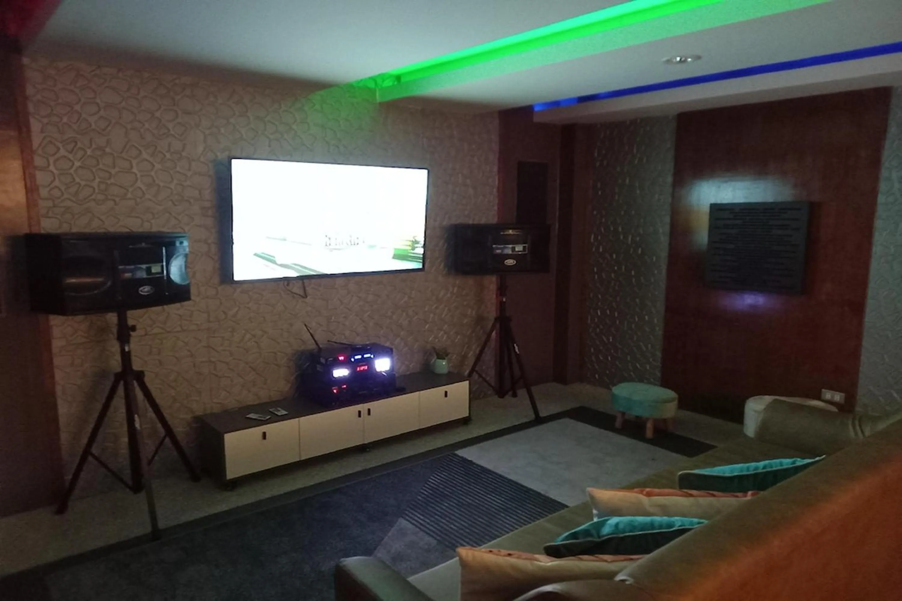 Communal lounge/ TV room in T House Tagaytay