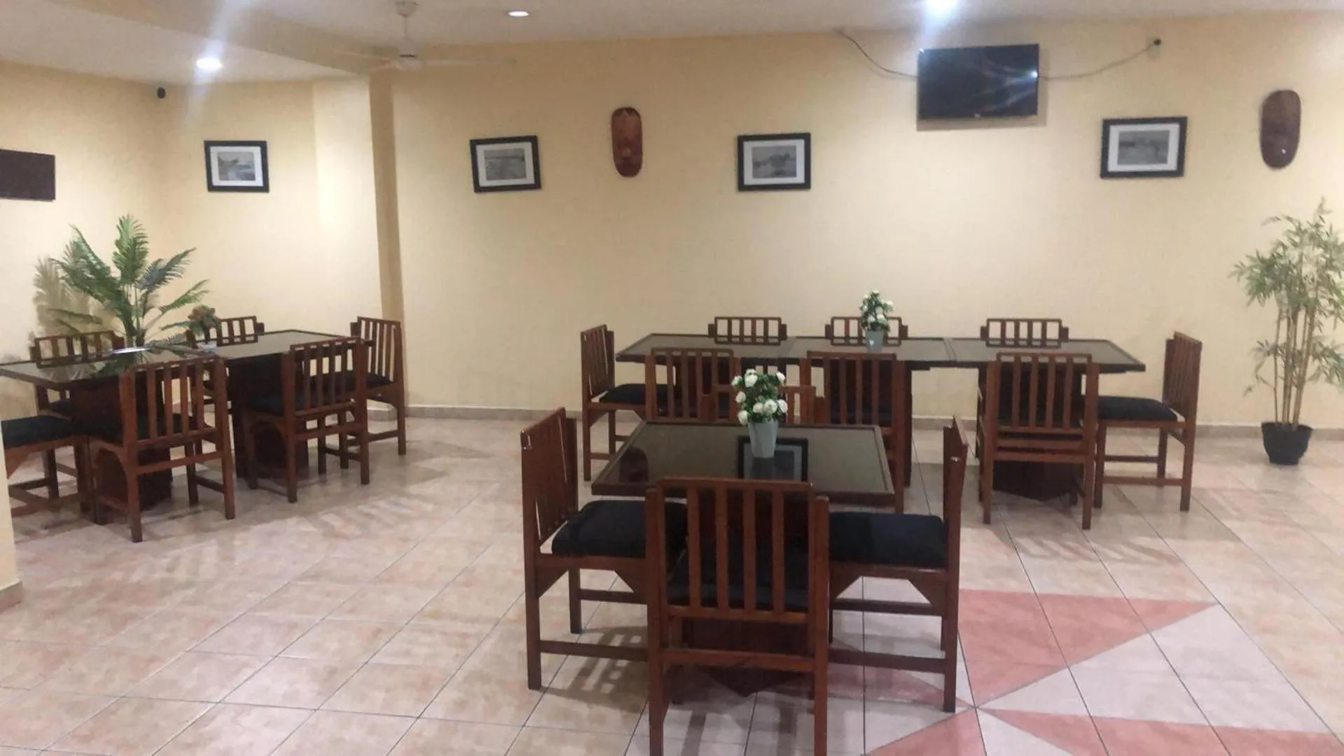 Restaurant/places to eat in Hotel Elisa