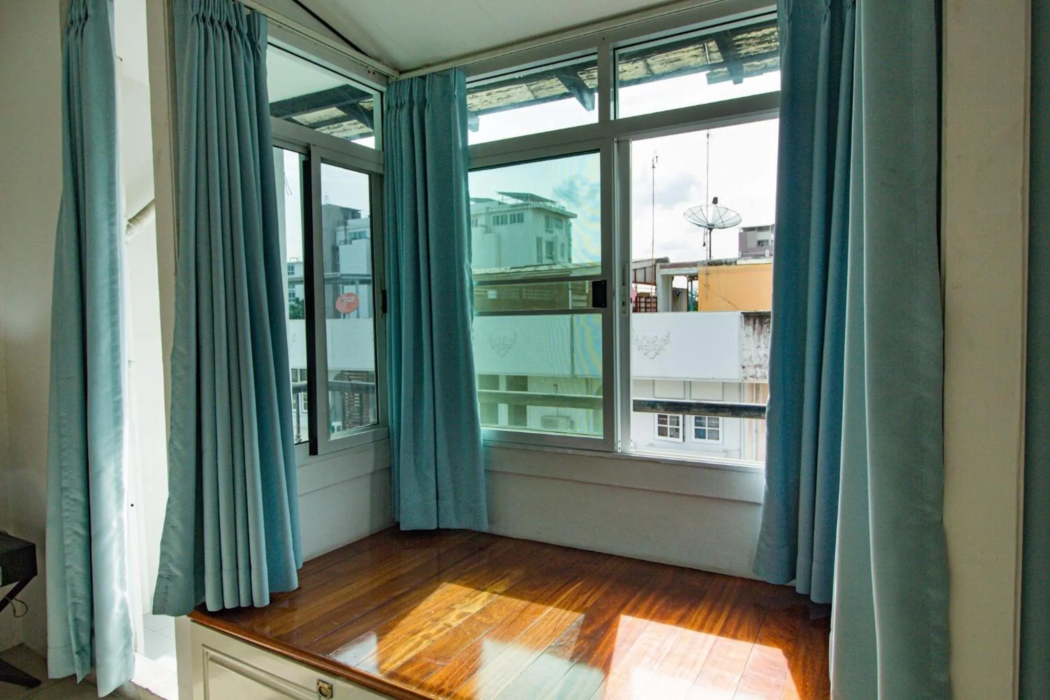 Skutan Inn Sutthisan Nexus Opal